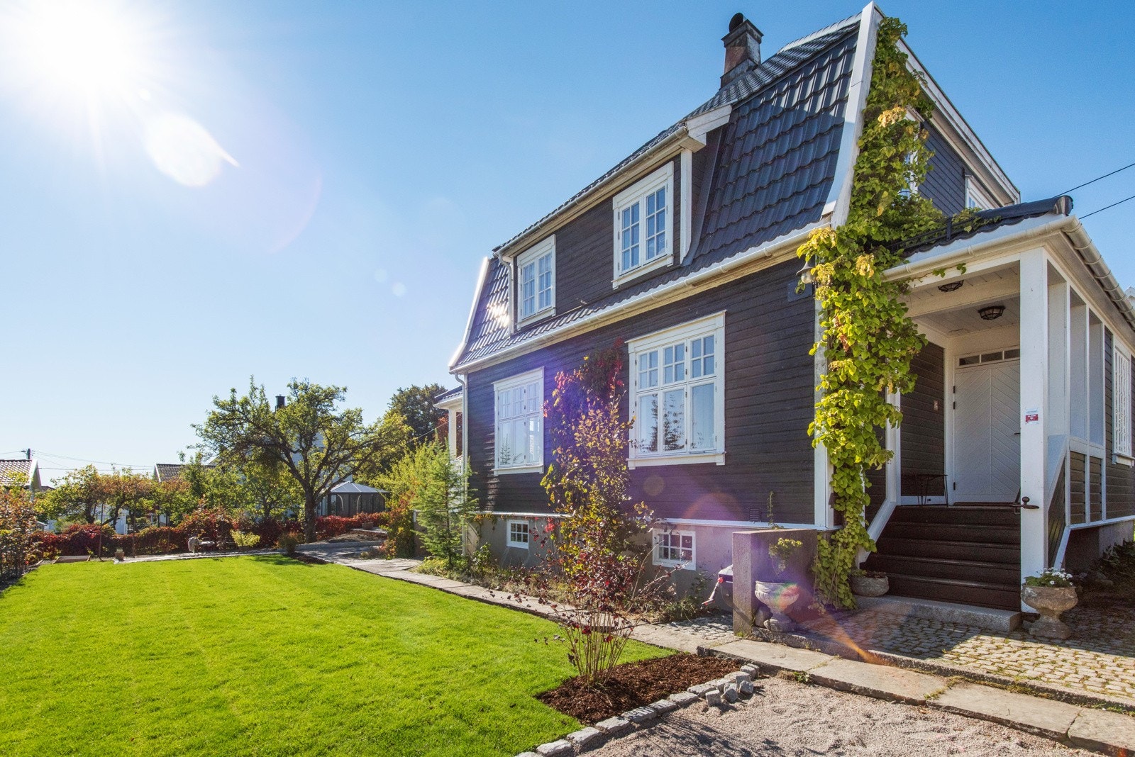 Hagen foran huset er jevnet ut for å gi et flatt parti, perfekt for trampoline, badminton, fotball etc. Galleribilde