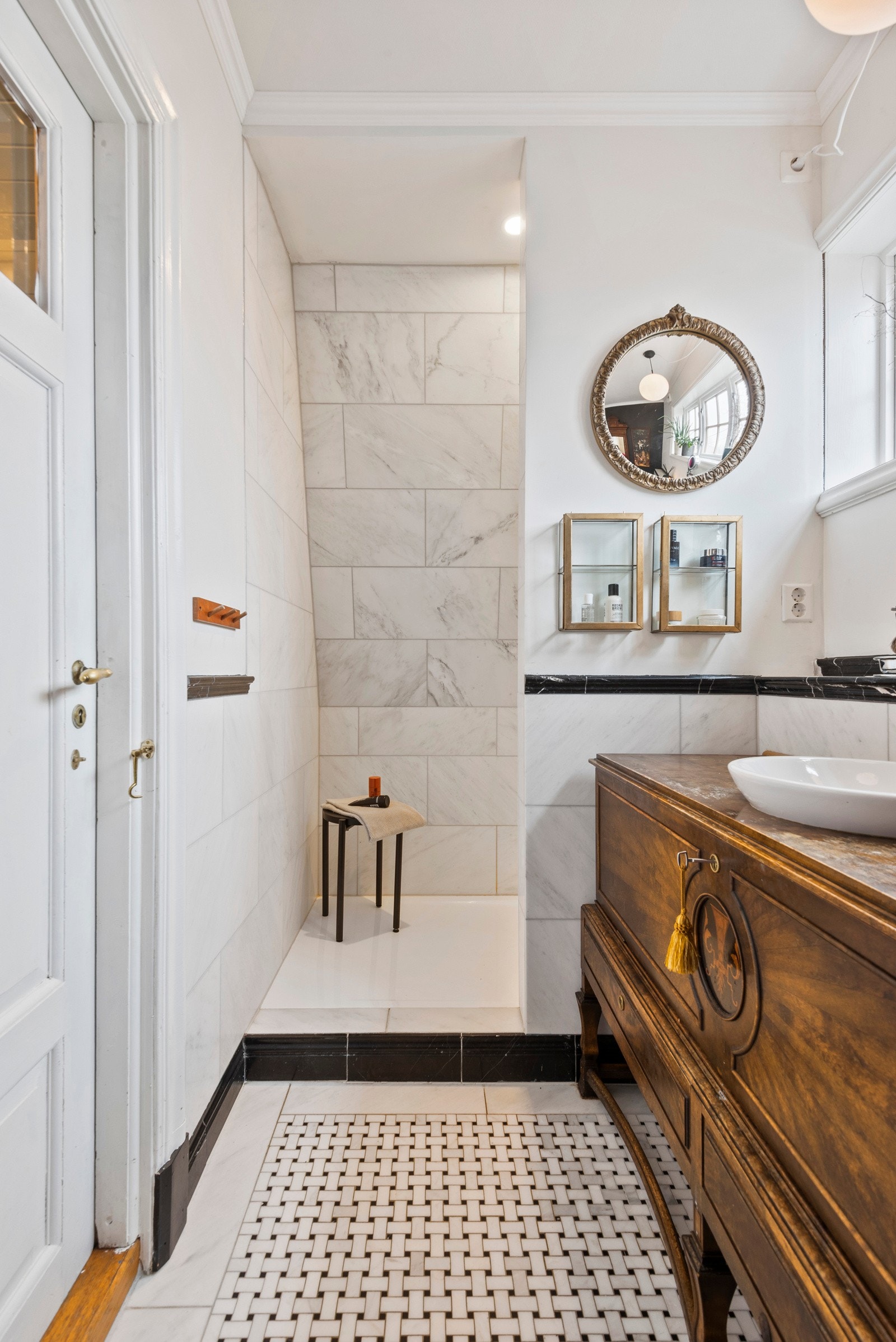 Boligen har et bad beliggende 2. etasje, og er praktisk plassert ved hovedsoverommet. Galleribilde