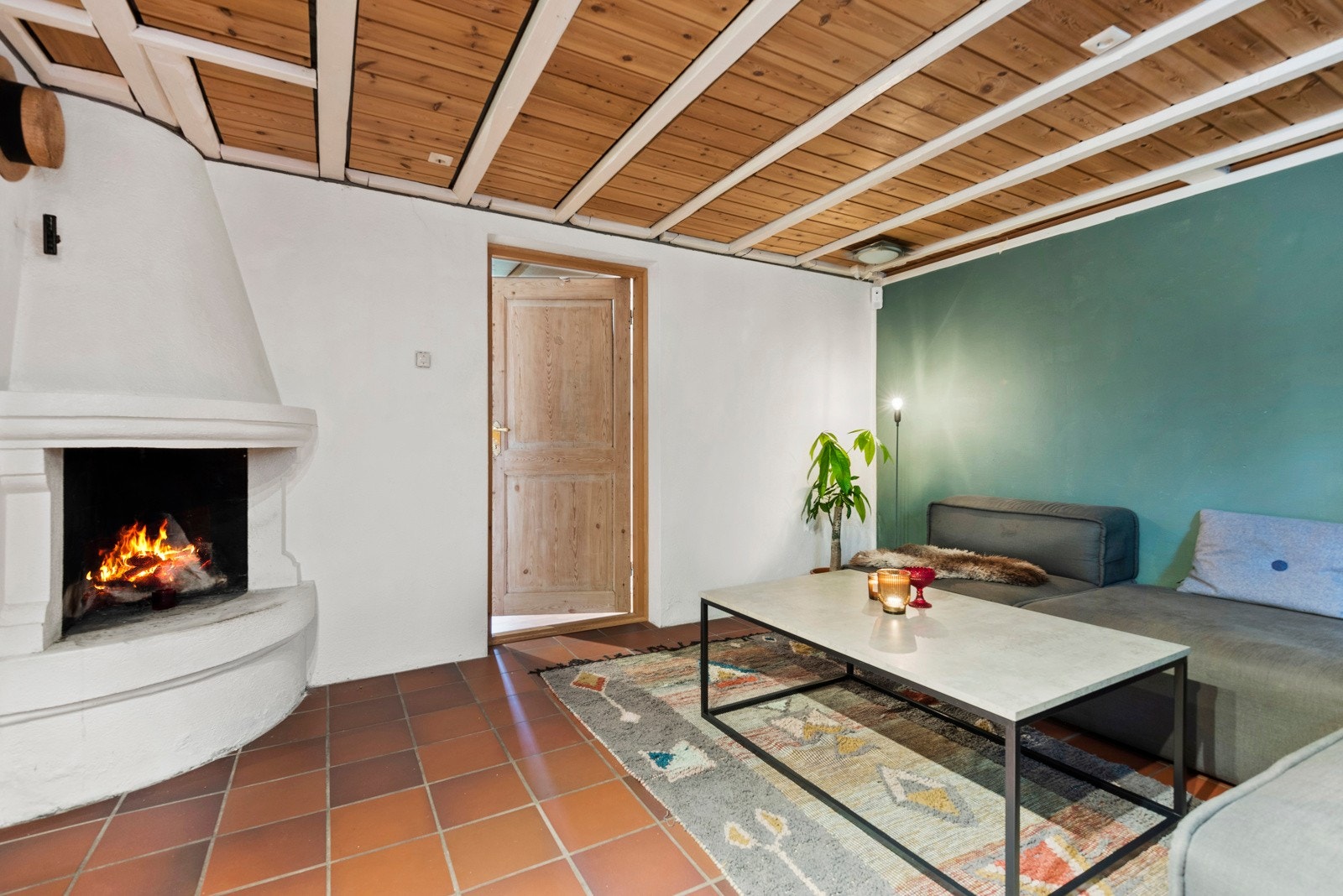 Det er varmekabler i hele etasjen med unntak av gjesterommet. Her kan man også fyre i åpen peis på kalde kvelder Galleribilde