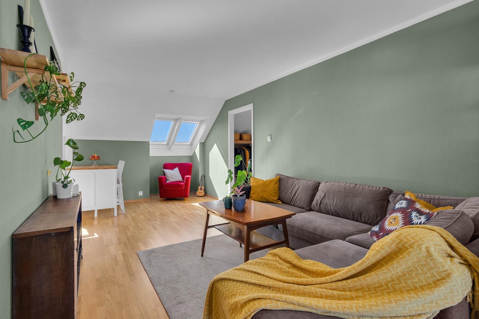 I stuen er det plass til en hyggelig sofagruppe og TV-seksjon Galleribilde