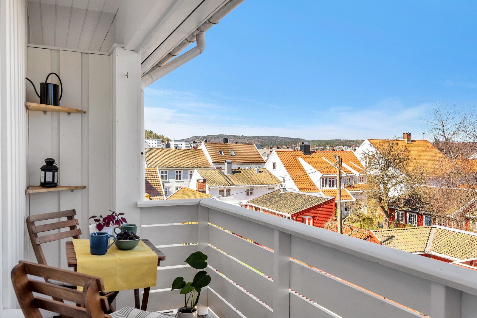 Balkongen vender mot en koselig bakgård Galleribilde