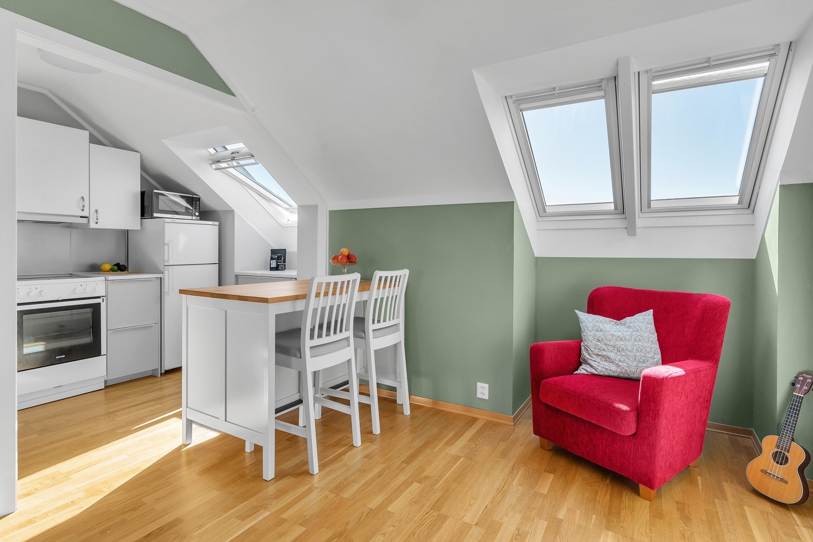 Delvis åpen stue-kjøkkenløsning som skaper en sosial sone Galleribilde