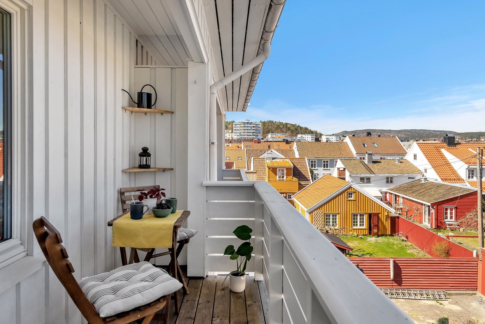 Koselig balkong med plass til en grill og utemøblement Galleribilde