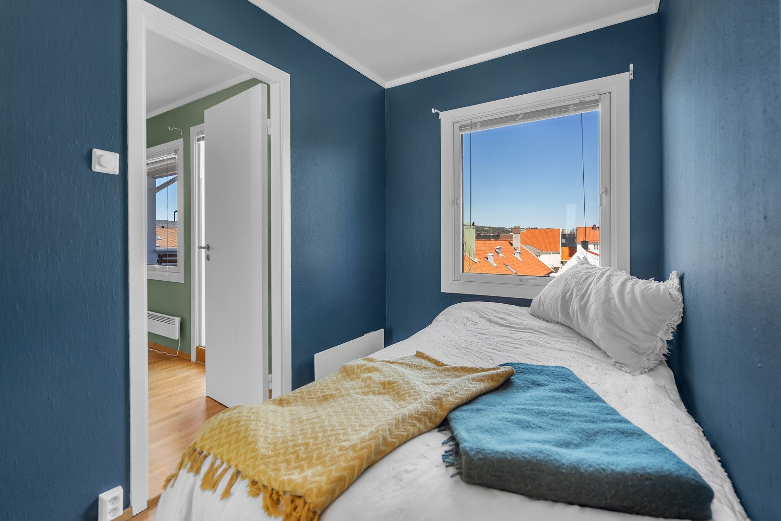 Soverom med plass til dobbelseng Galleribilde