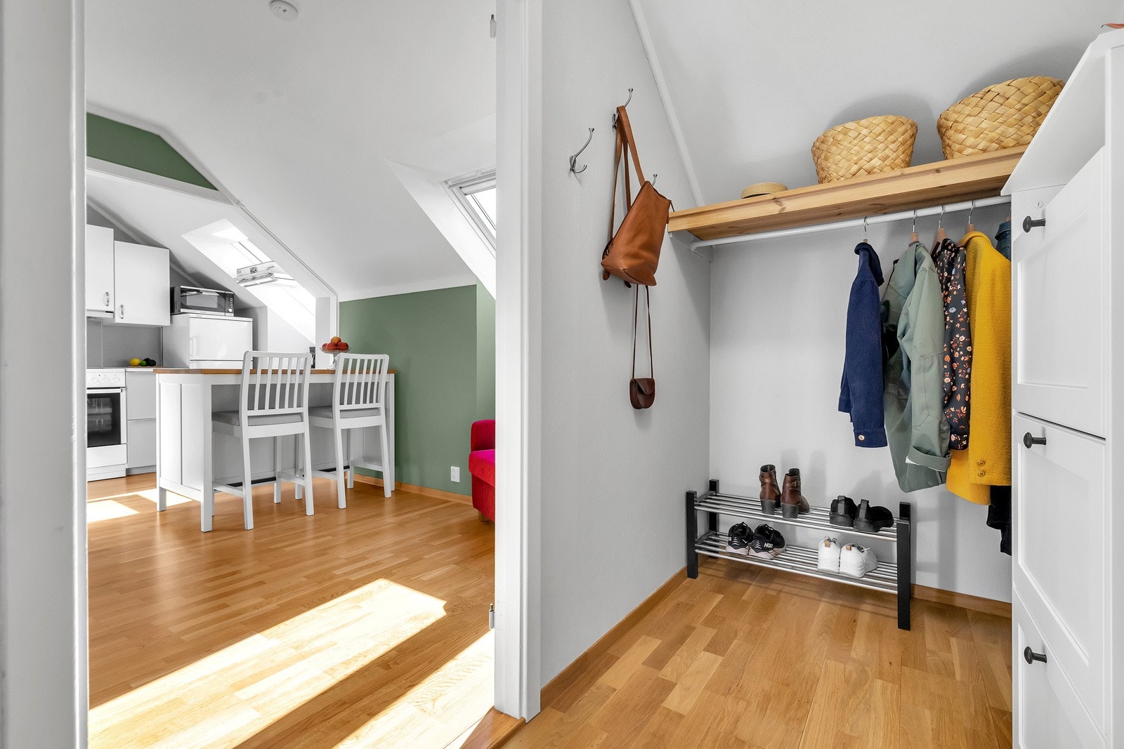 Velkommen inn! God plass i gang til oppbevaring av ytterklær og sko Galleribilde