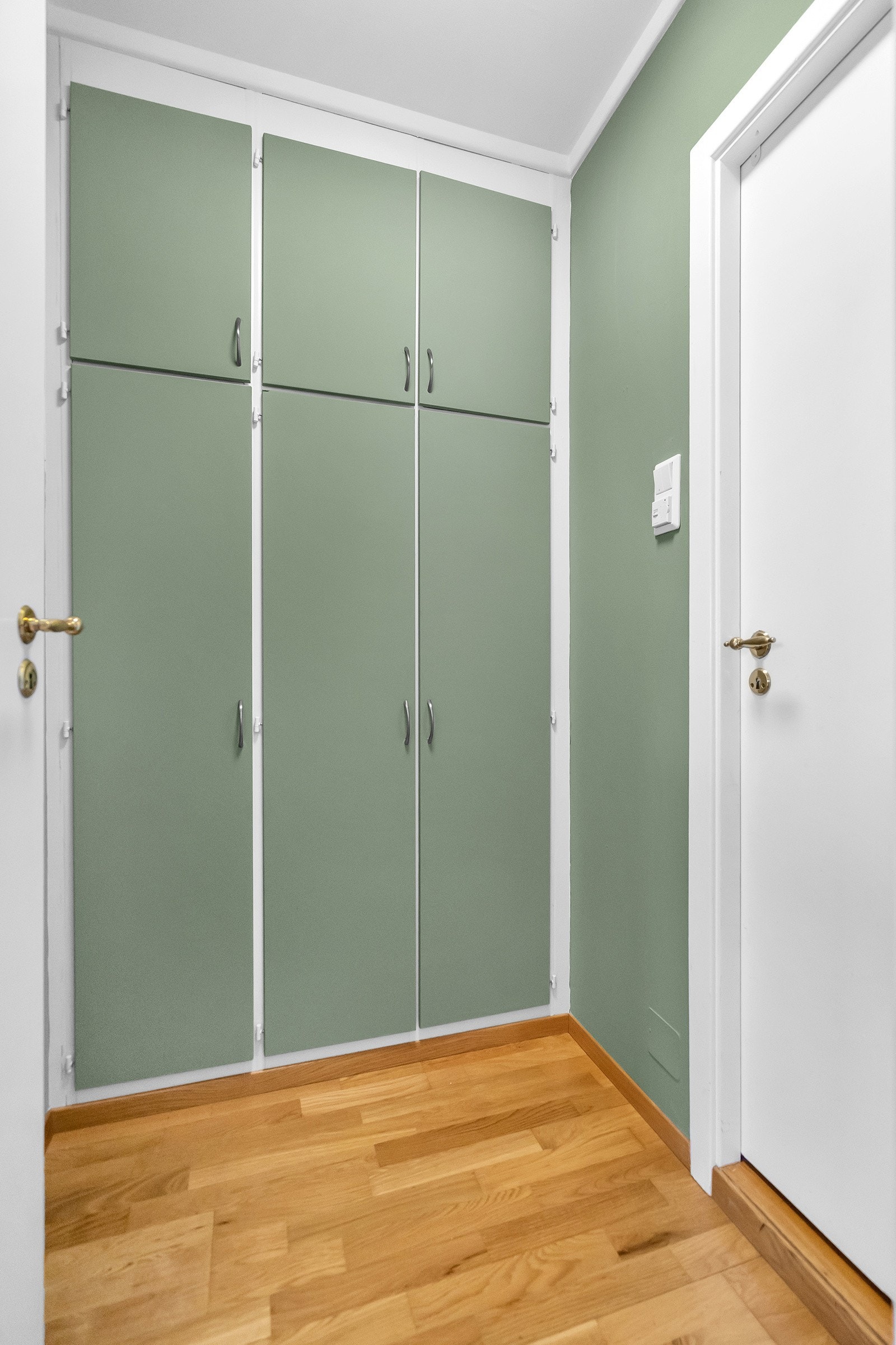 Mellomgang med garderobeskap og ekstra oppbevaringsplass Galleribilde