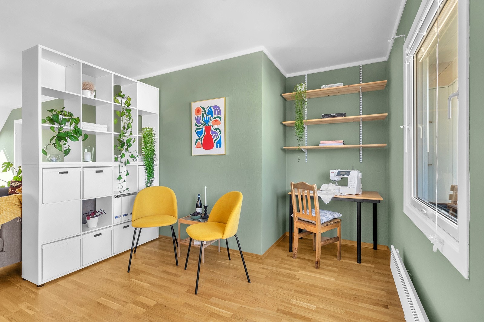 Stuen er stor og har plass til flere sittegrupper, eventuelt kontorplass Galleribilde