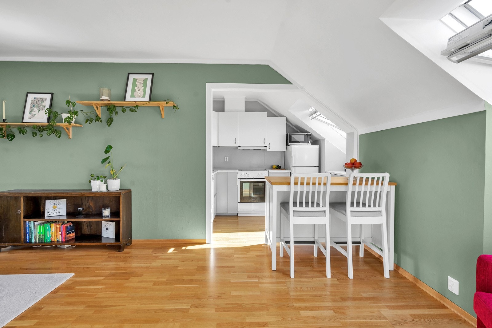 Leiligheten er malt i friske og delikate farger Galleribilde