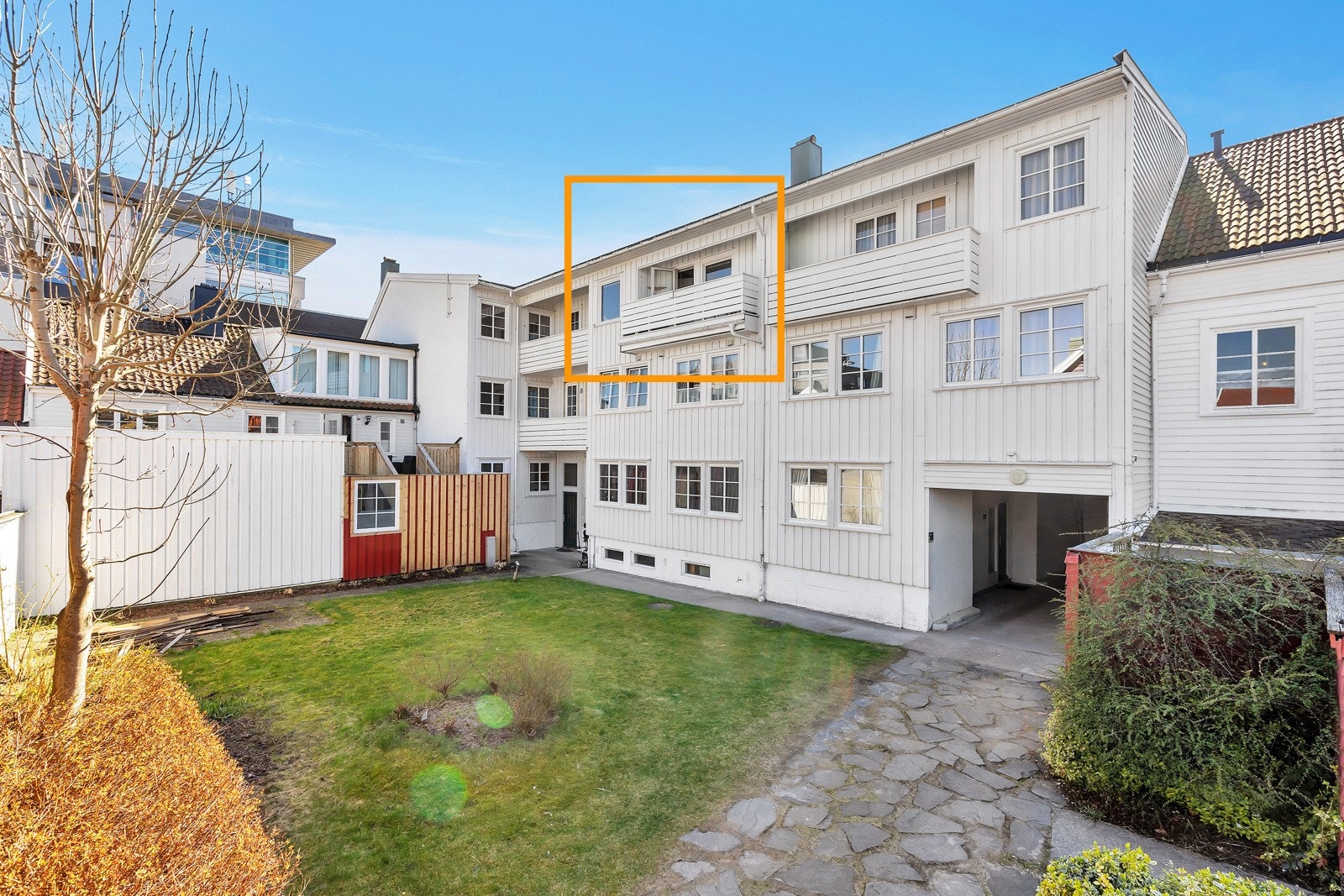 Leiligheten ligger i byggets 3. etasje med balkong mot koselig bakgård Galleribilde