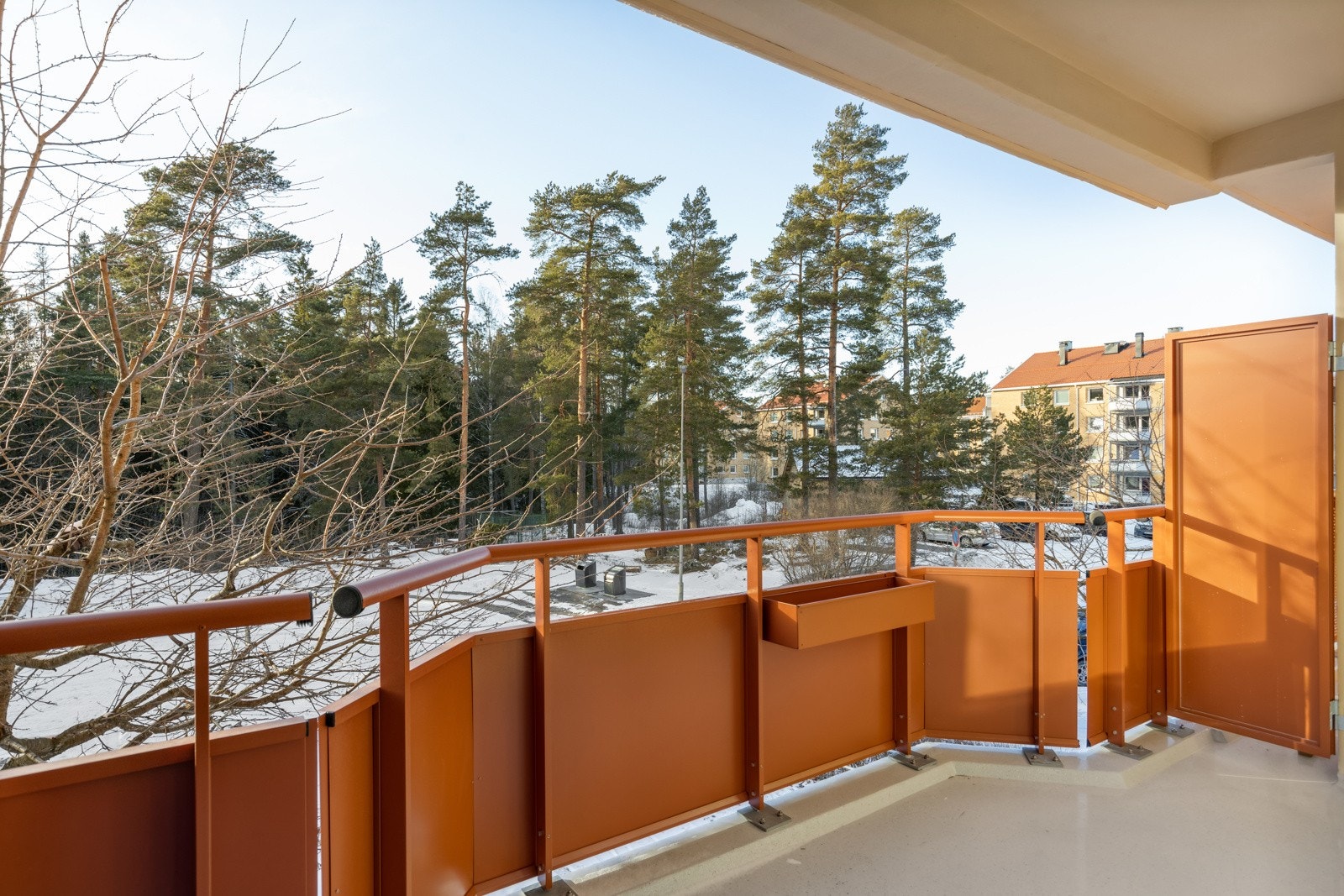 Balkong med god plass til det man skulle ønske av utemøbler og grill. Galleribilde