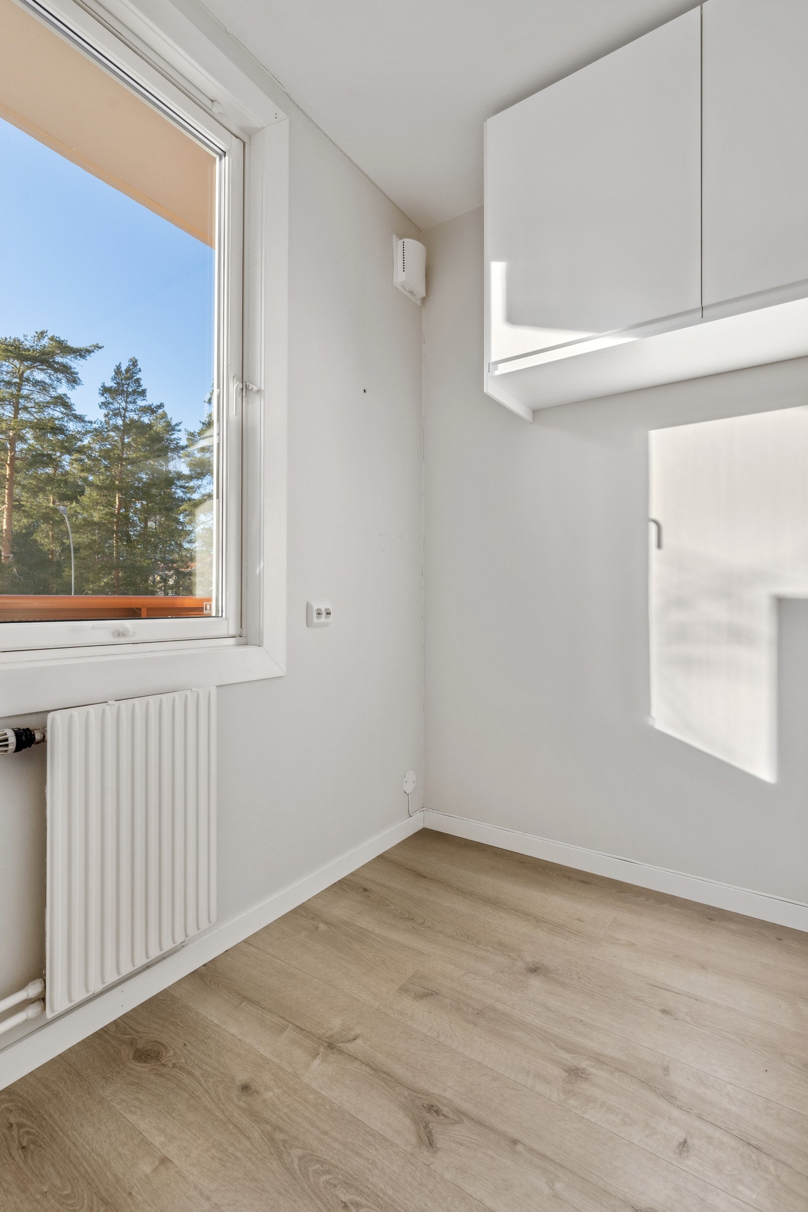 Soverom med usjenerende utsikt og godt med naturlig lys. Galleribilde