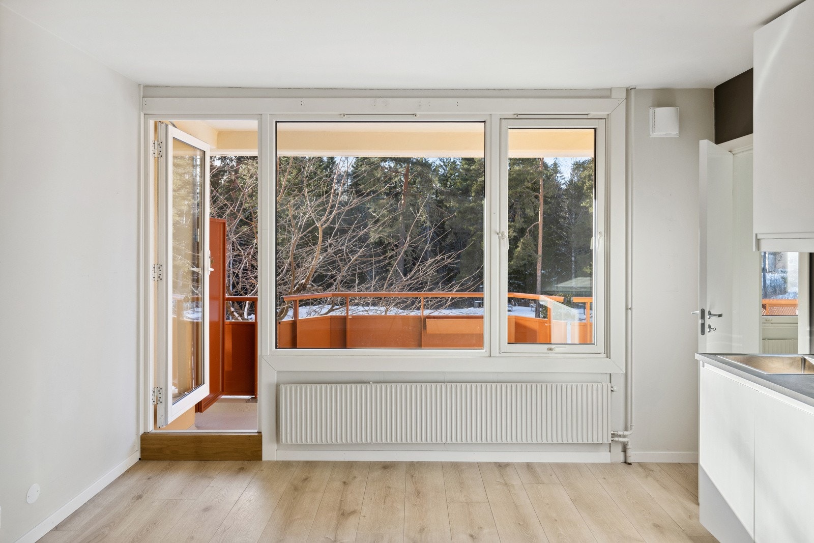 Store vindusflater som gir godt med naturlig lys. Galleribilde