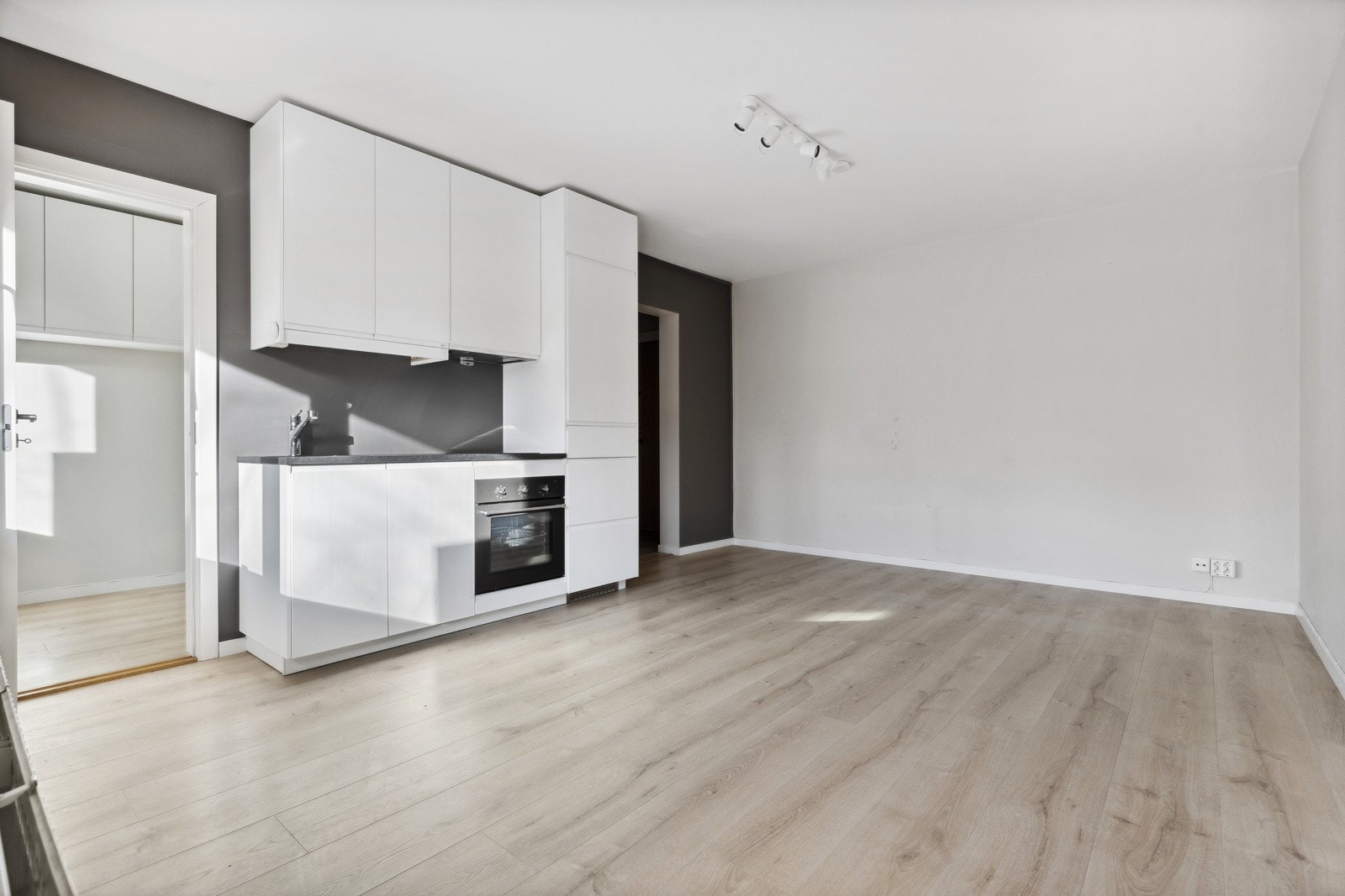 Her har man plass til både sofagruppe og spisebord. Galleribilde