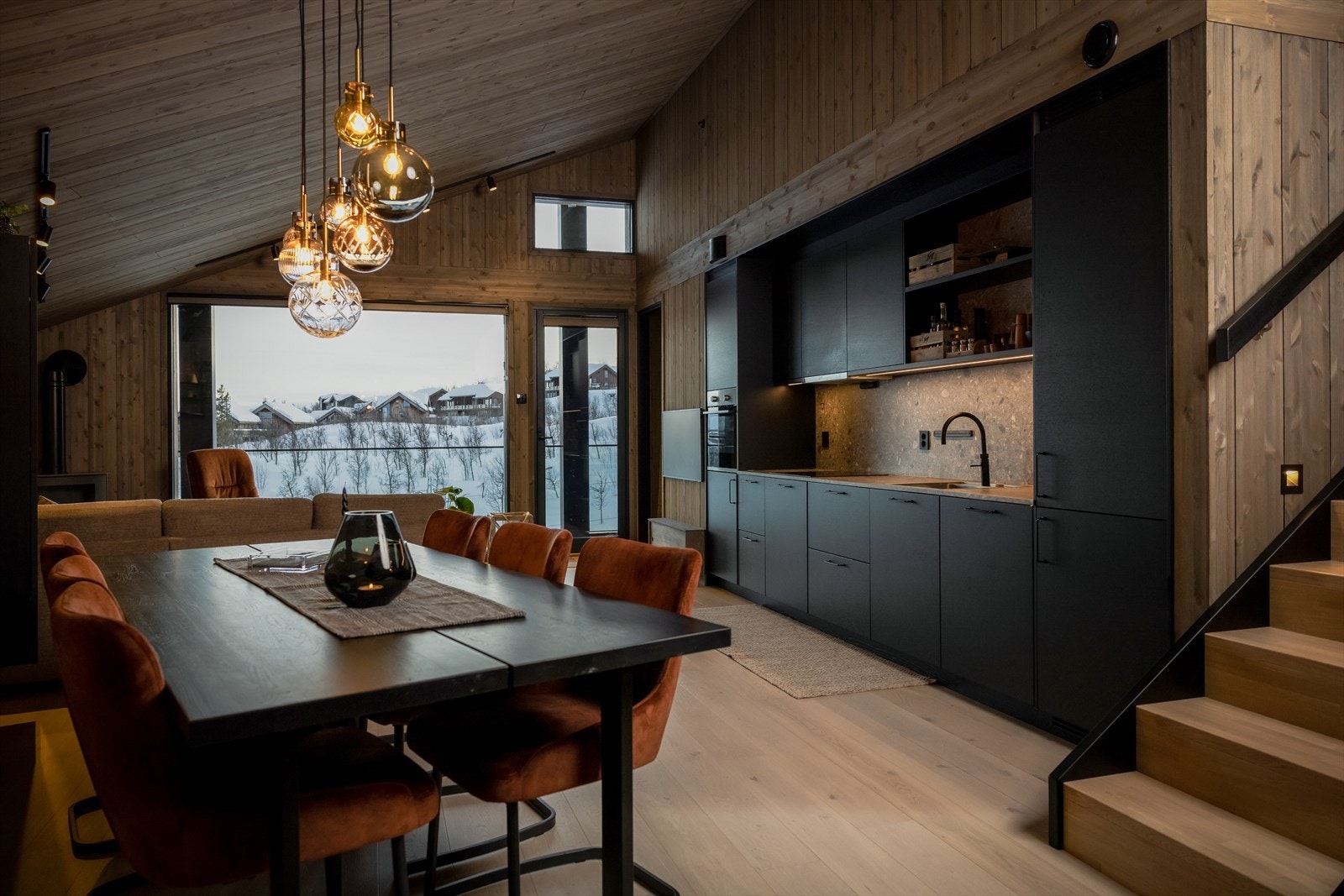 Leiligheten i denne annonsen har fin internbeliggenhet i øverste etasje over 2 plan. God takhøyde og rikelig med vinduer skaper en god atmosfære.
(Bilde fra tilsvarende leilighet. Avviker fra standard leveranse).
Foto: Paul Lockhart. Galleribilde