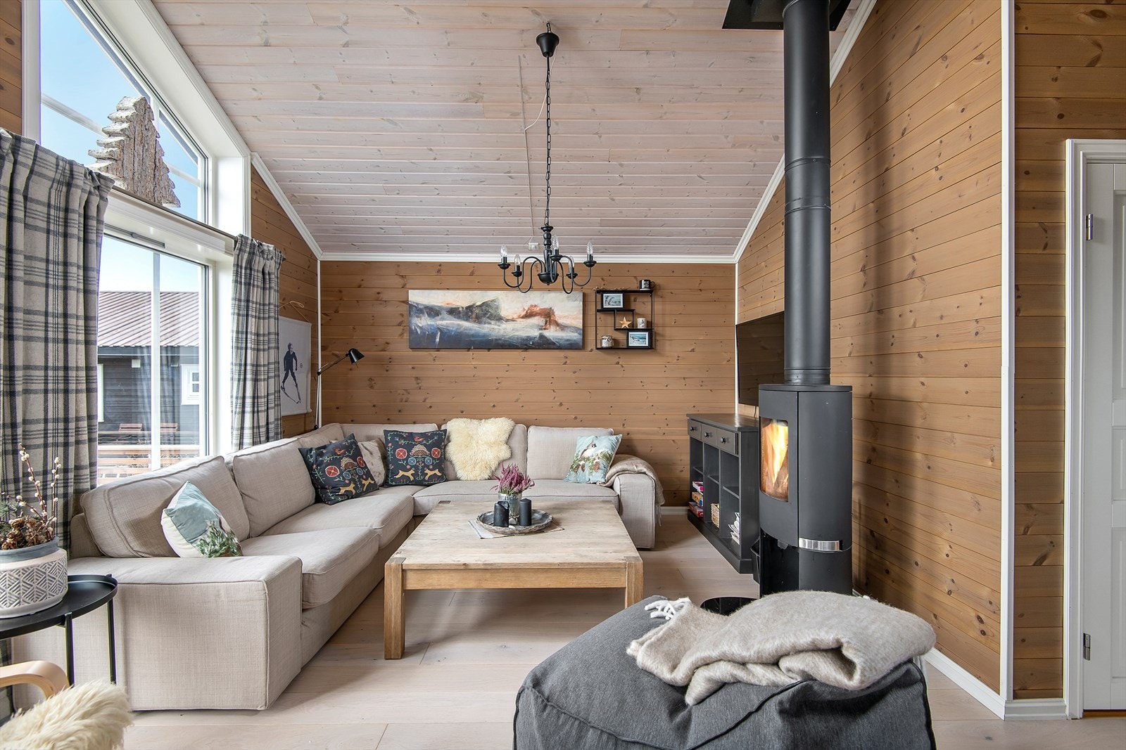 Dør ut til delvis overbygget og romslig terrasse fra stua. Galleribilde