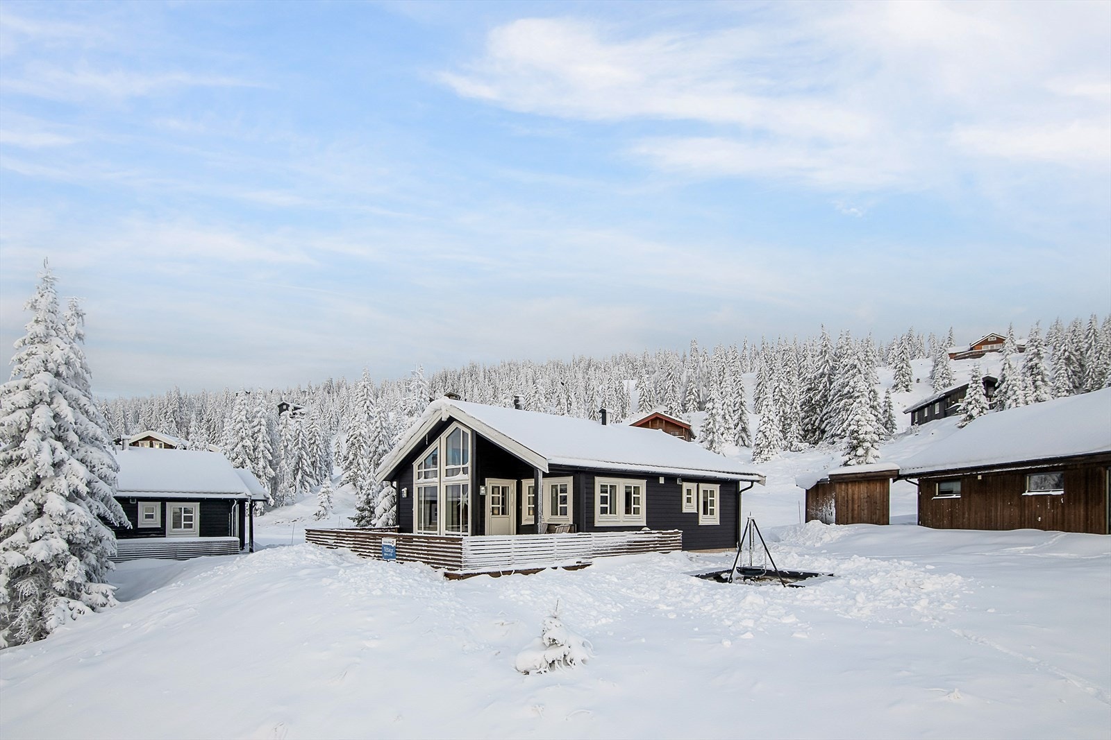 Hytta ligger i lett skrånende terreng. Hyggelig uteområde rundt hytta med liten trafikkbelastning. Galleribilde