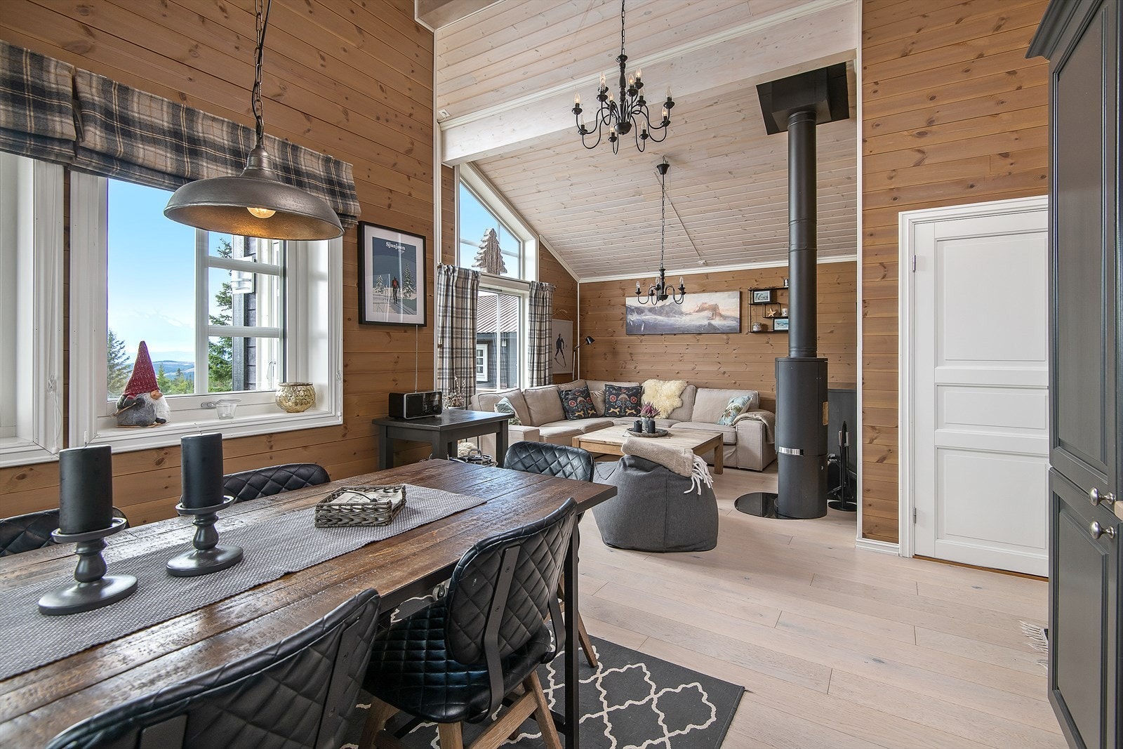 Plass til langbord ved kjøkkenet. Stort vindu ved spisebordet. Galleribilde