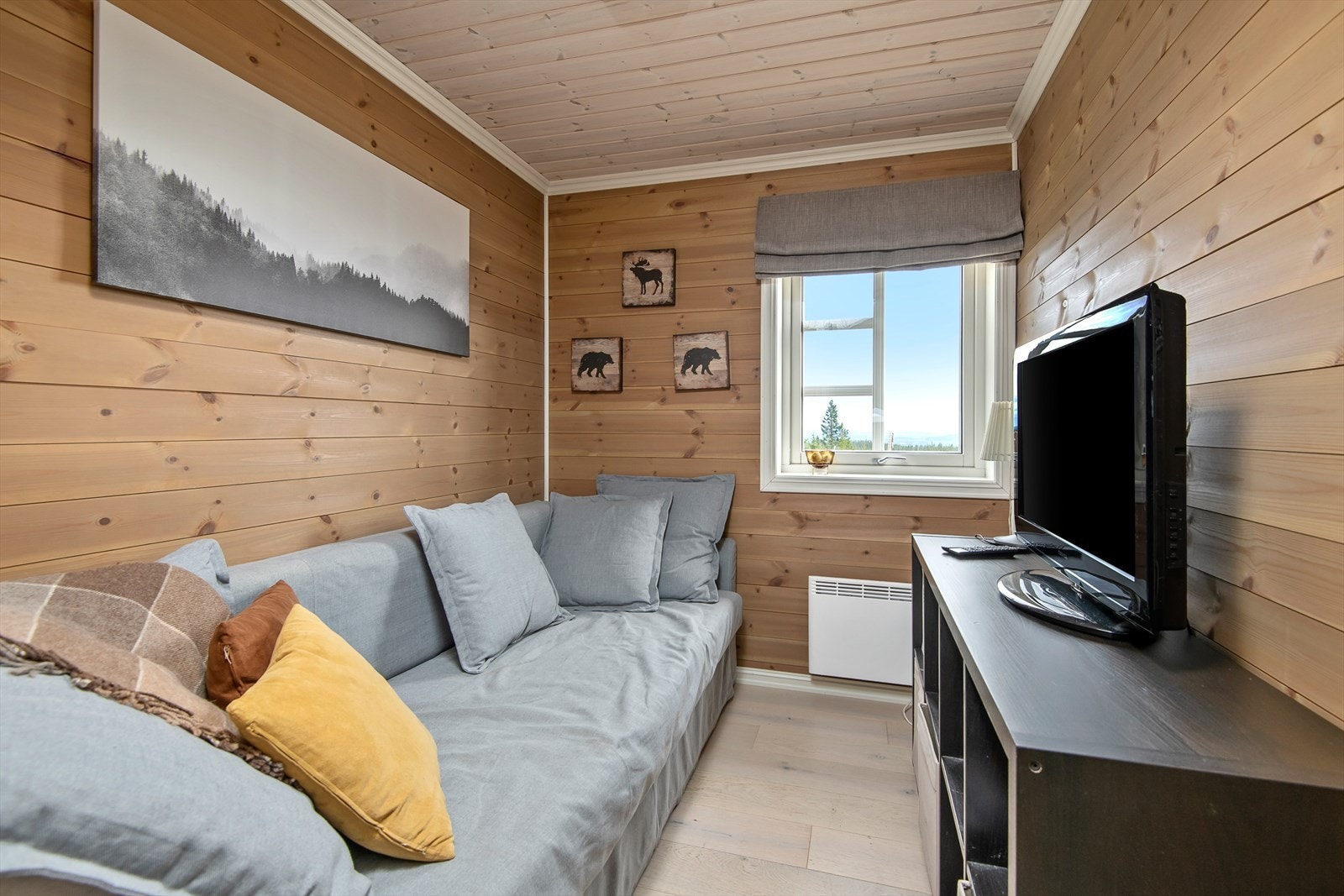 Det tredje soverommet i hytta har selger innredet som en ekstra TV-stue. Galleribilde