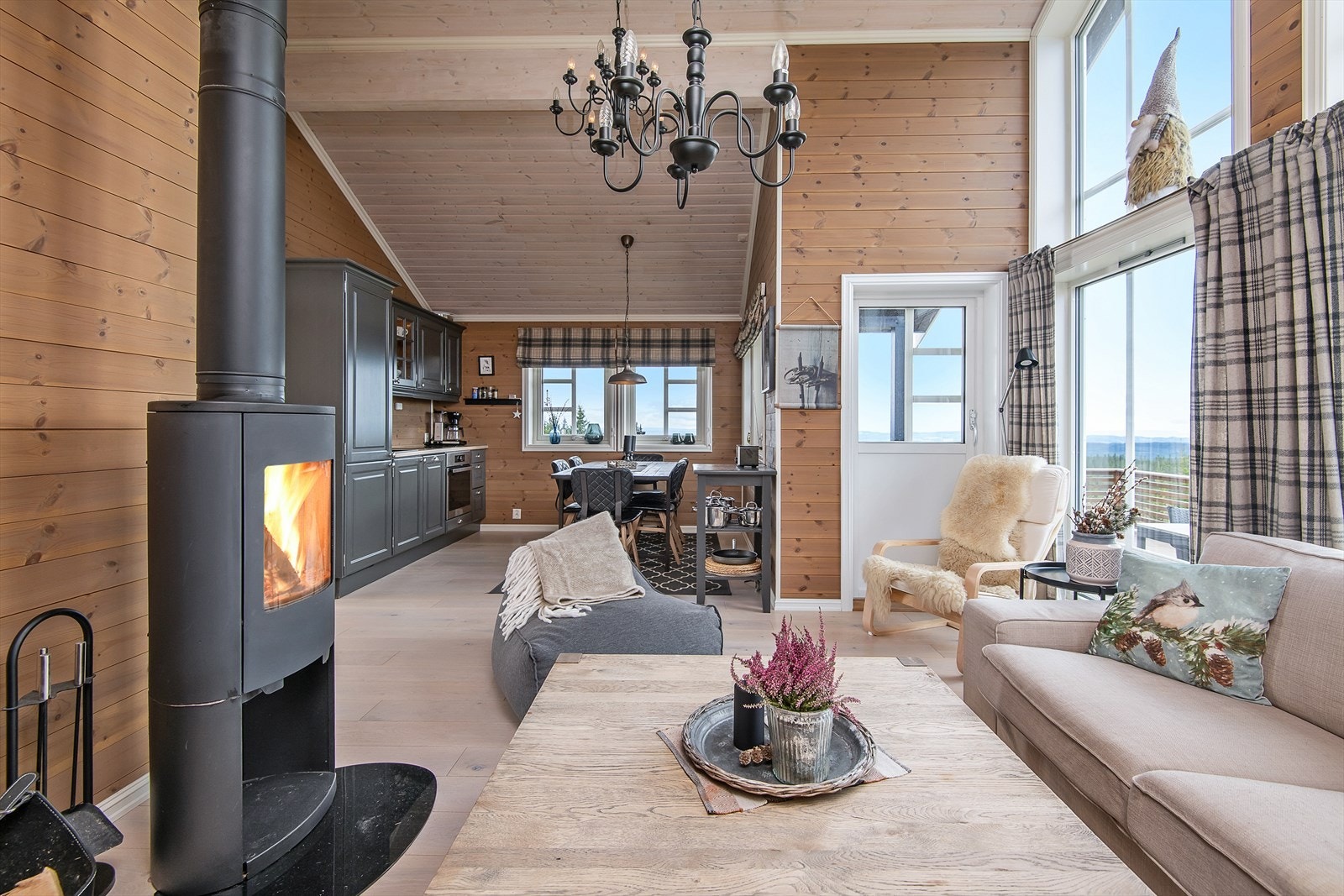 Fin kontakt mellom kjøkken med spiseplass og stue. Galleribilde