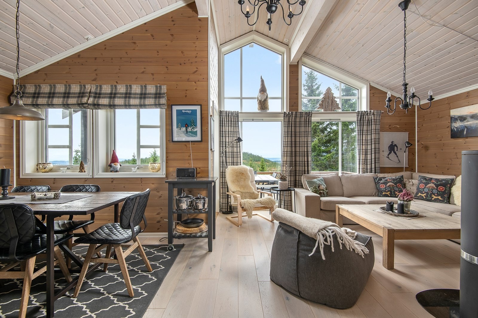 Åpent, lyst og luftig i det sosiale oppholdsrommet i hytta. God takhøyde og store vindusflater gjør sitt til en fin romfølelse. Galleribilde