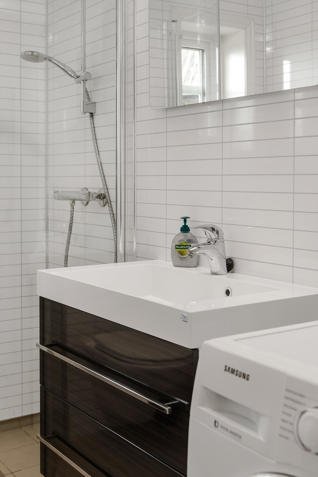 Baderomsinnredningen har skuffer for oppbevaring. Galleribilde