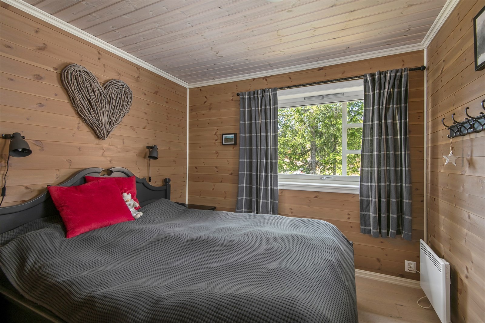 Hovedsoverom med plass til dobbeltseng. Galleribilde