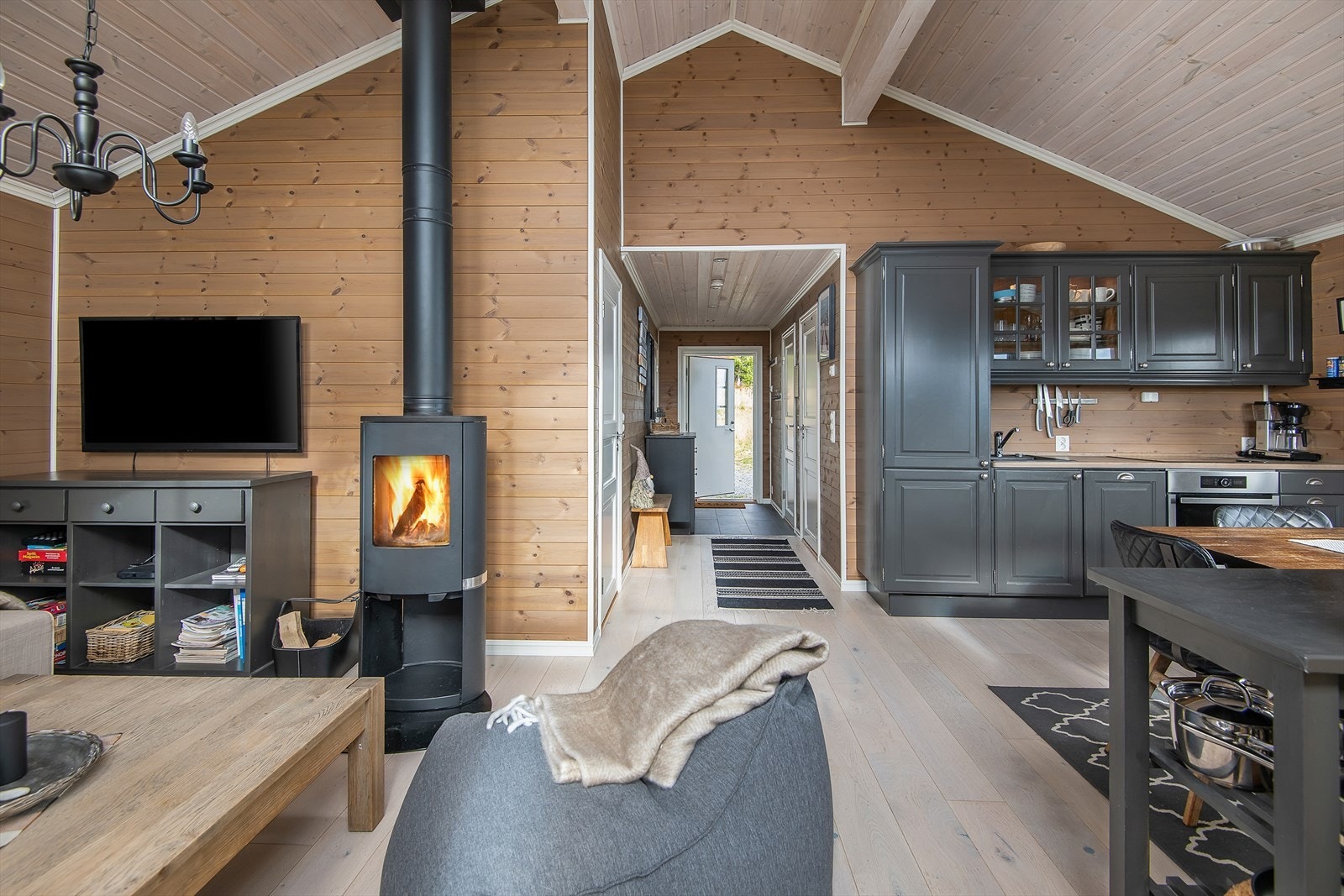 Peisovnen sørger for god varme i hytta. Koselig å fyre opp på kalde dager eller når mørket faller på om høsten. Galleribilde