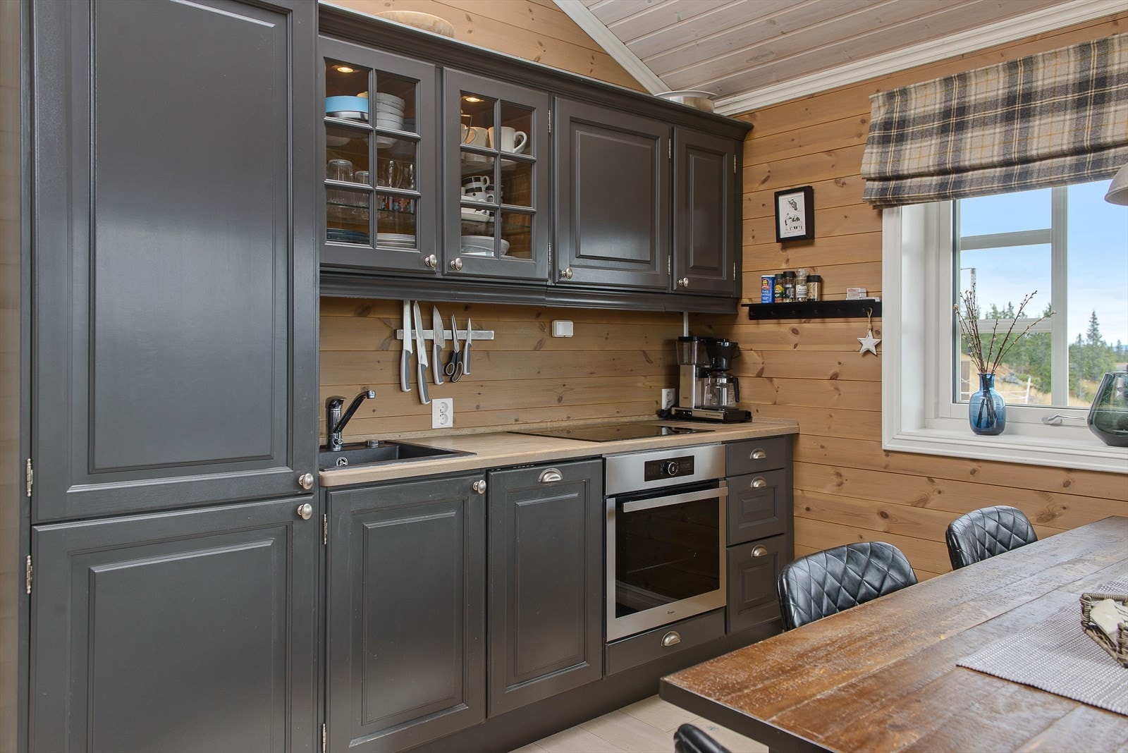 Integrerte hvitevarer. Over-og underskap med skuffeseksjon for oppbevaring. Galleribilde