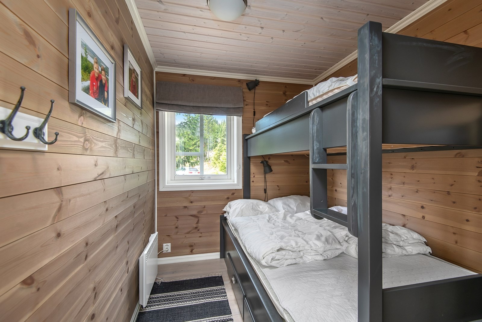 Hyttas andre soverom har plass til familiekøye. Galleribilde