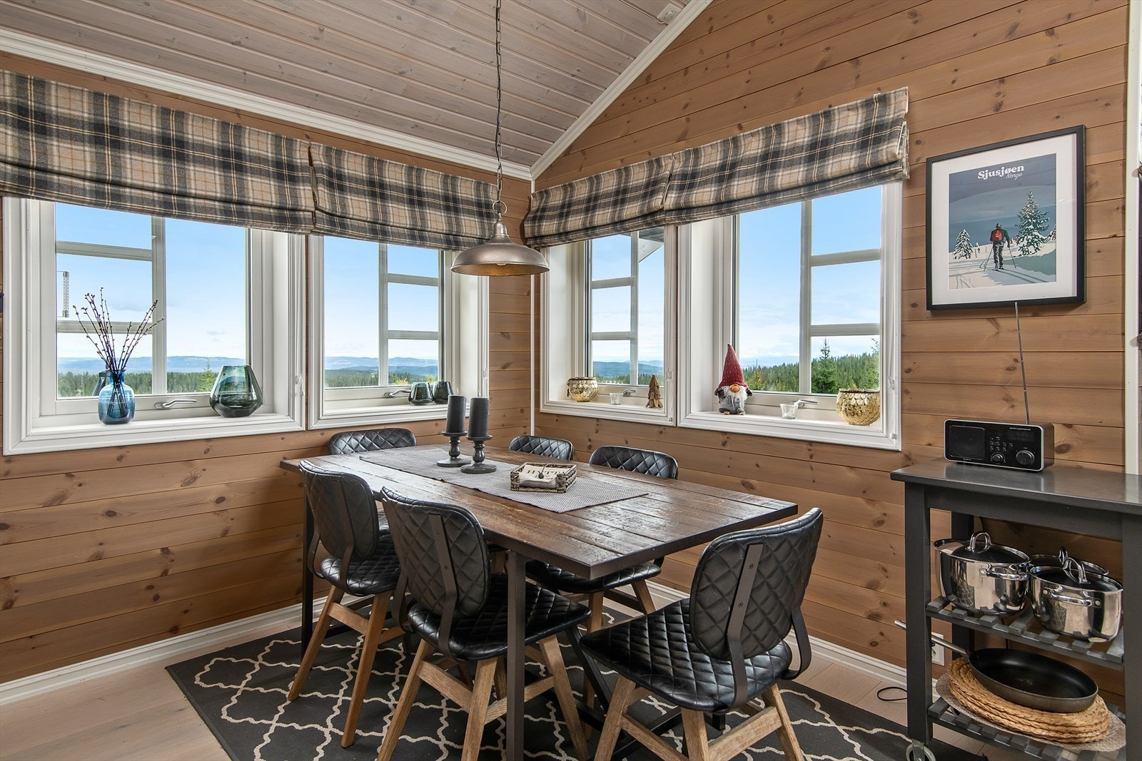 Hyggelig å samles til felles måltider på hytta. Galleribilde