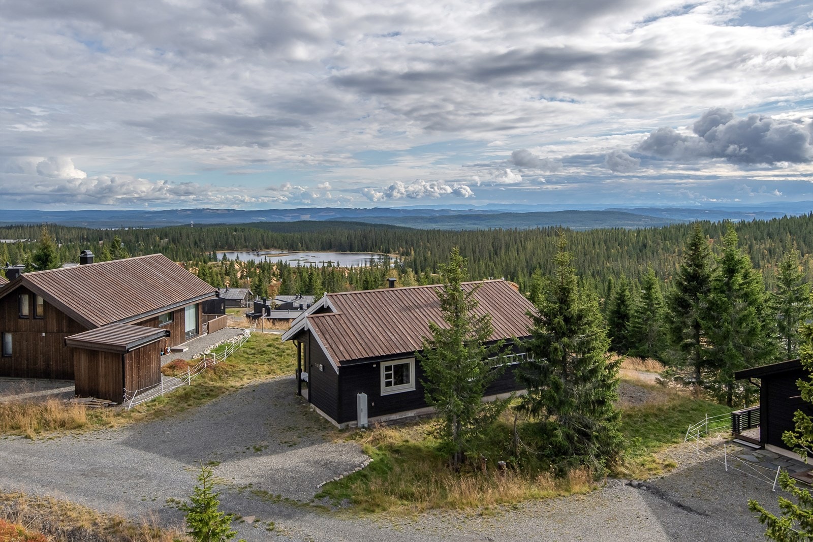 Etablerte omgivelser. Flott utsikt og fine solforhold. Gruset adkomst og parkeringsarealer for hyttene i området. Galleribilde