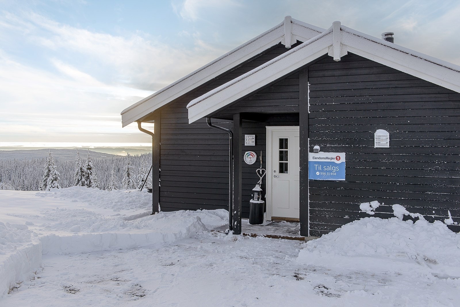 Moderne, lys og lekker hytte som ligger i meget populære omgivelser i Natrudstilen v/Sjusjøen. Galleribilde