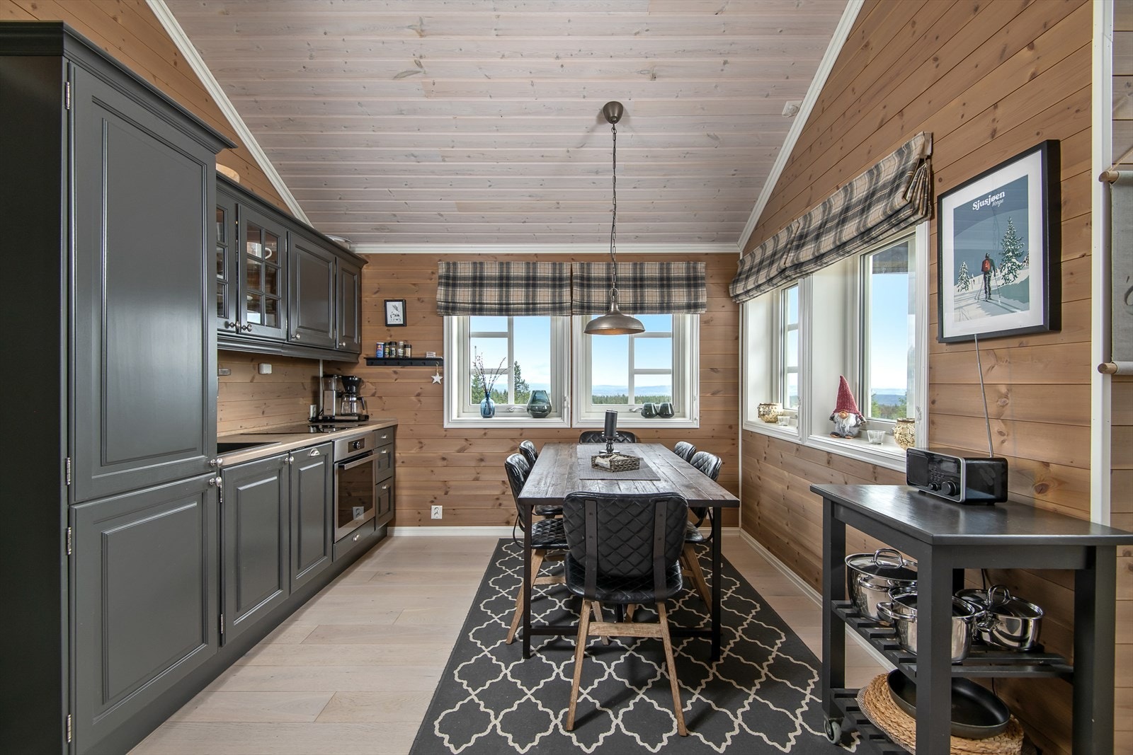 Pen og moderne innredning på kjøkkenet i lun og tidsriktig fargetone. Galleribilde