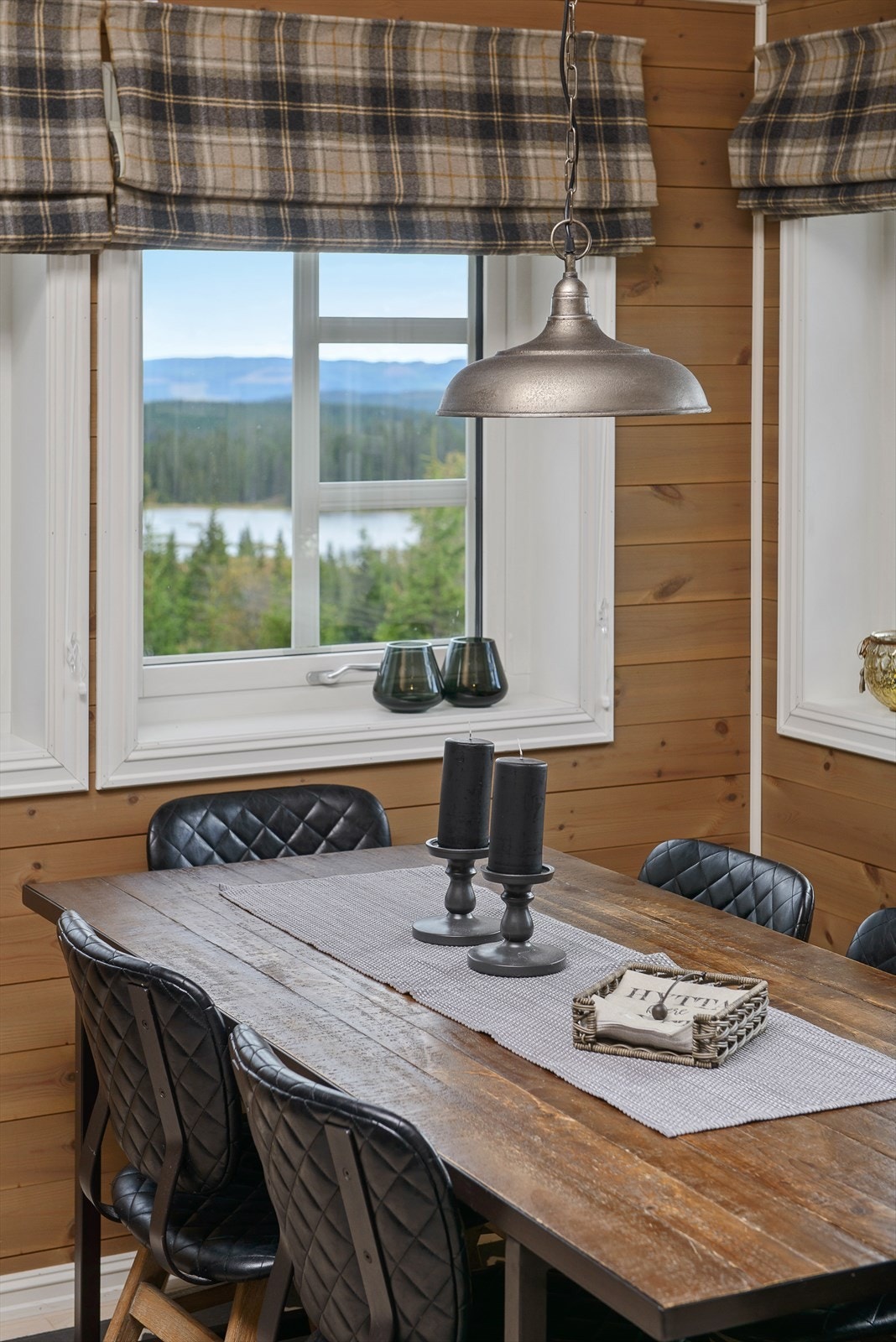 Herlig utsikt til Eftastjernet gjennom kjøkkenvinduet. Galleribilde