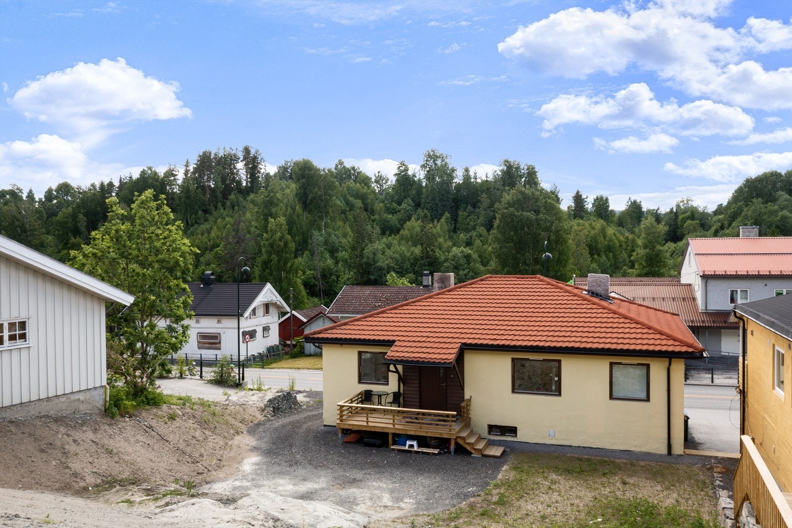 Det er gårdsplass med plass til parkering bak huset. Galleribilde