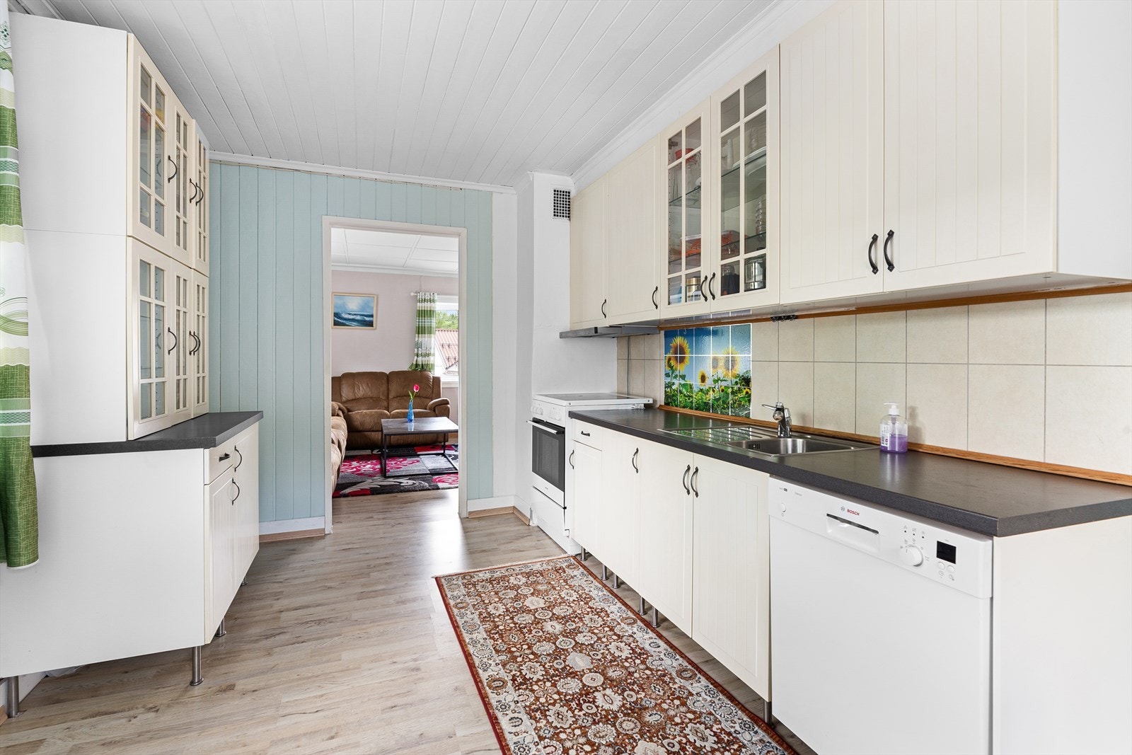 Boligseksjonen ligger i 1. etasje og inneholder Entre, kott, gang, 4 soverom, bad-wc, kjøkken og stue. Galleribilde