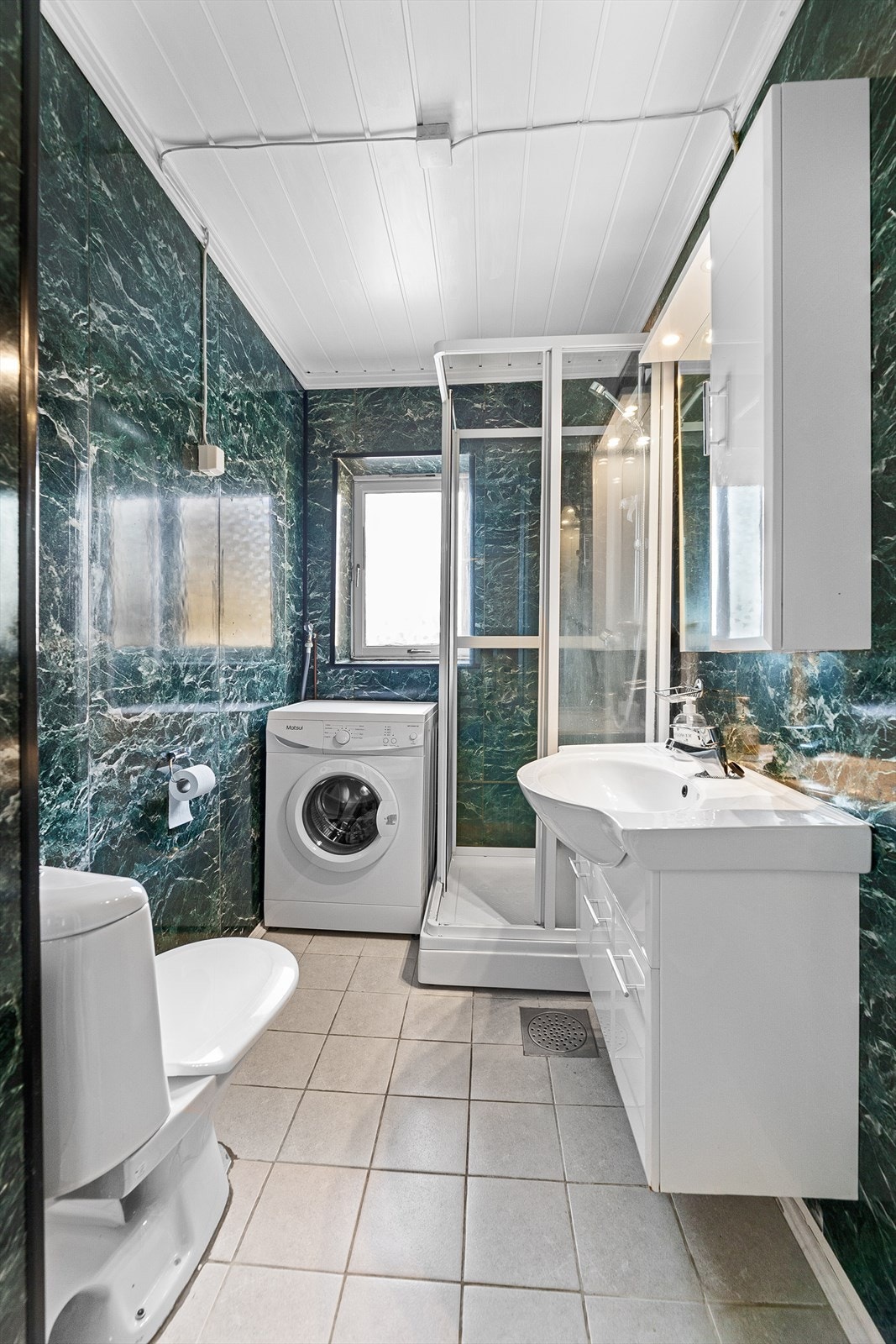 Badet har opplegg for vaskemaskin. Galleribilde