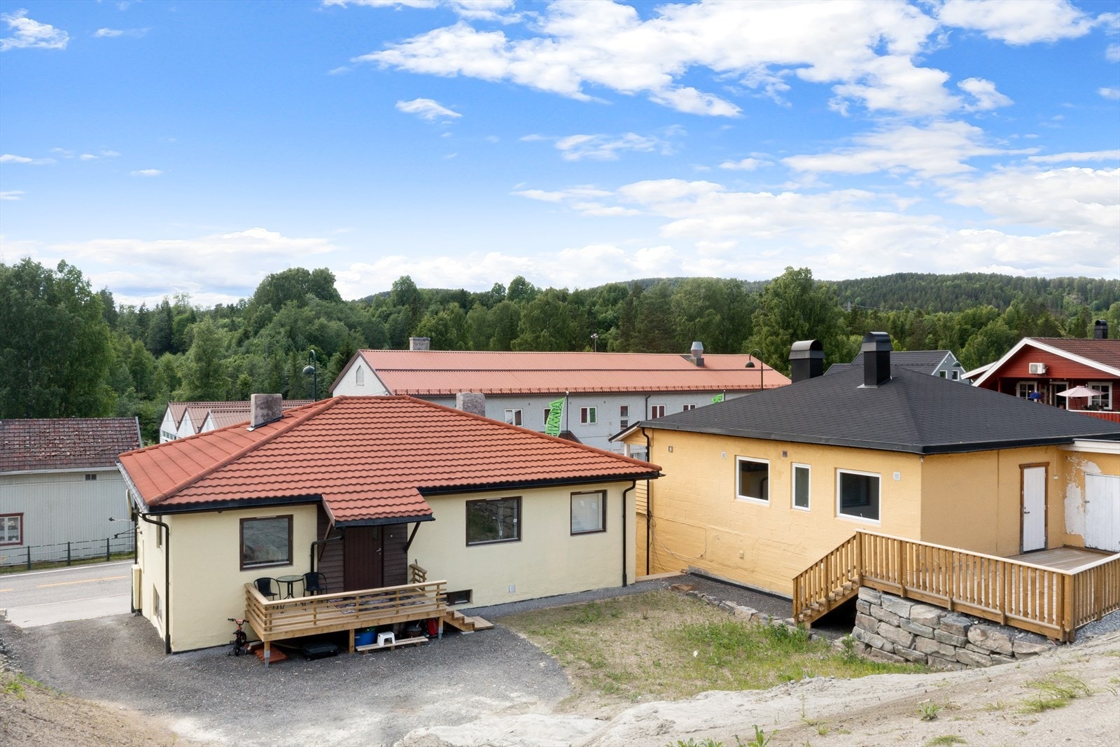 Eiendommen har en attraktiv og sentralt beliggenhet i Åmot, med kort vei til butikker, barnehage, skole og Åmot sentrum med servicetilbud og andre fasiliteter. Galleribilde