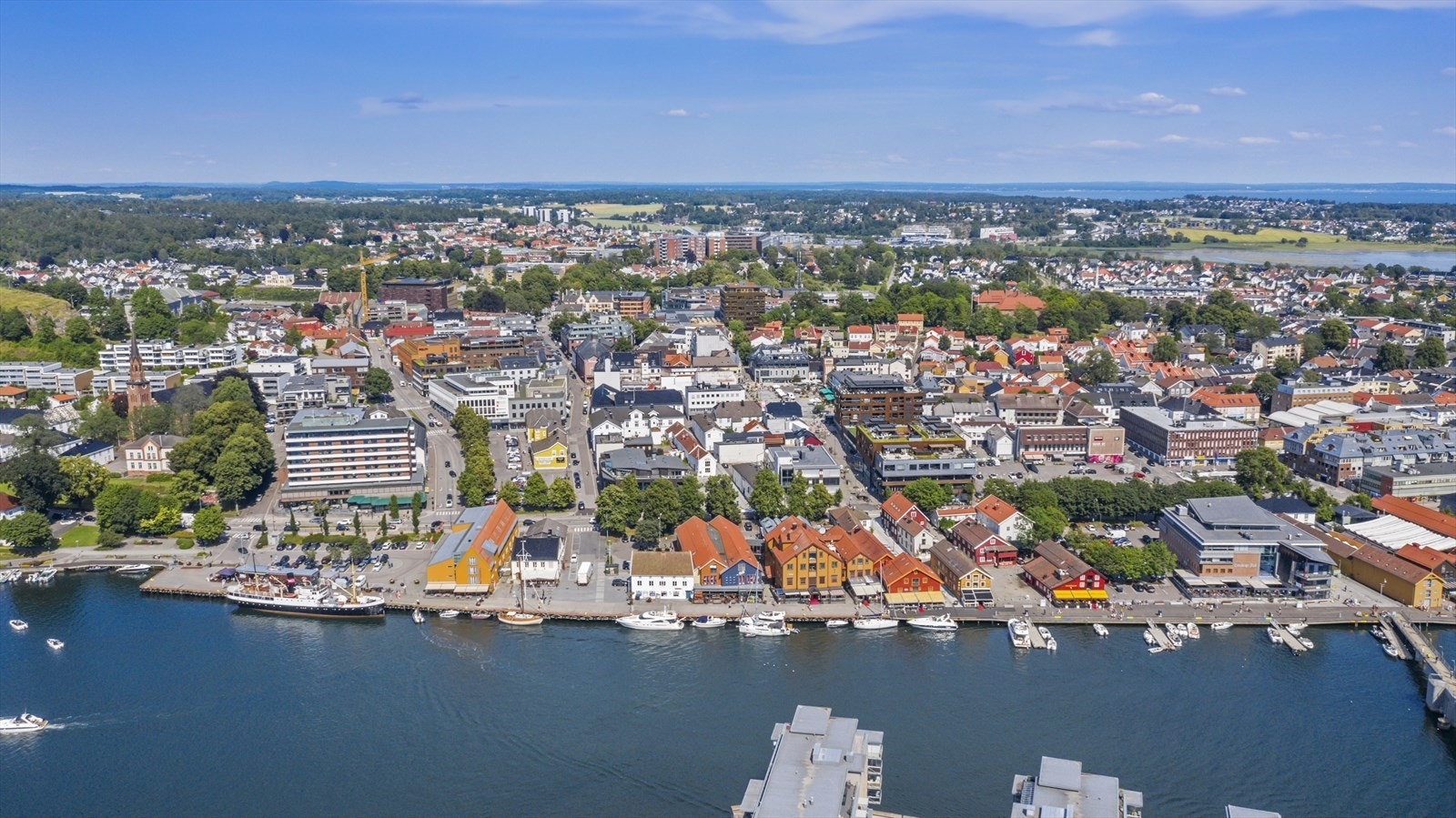 Langs bryggene i Tønsberg kan du nyte av båtlivets gleder og et stort utvalg av restauranter, kafeer og barer. Galleribilde