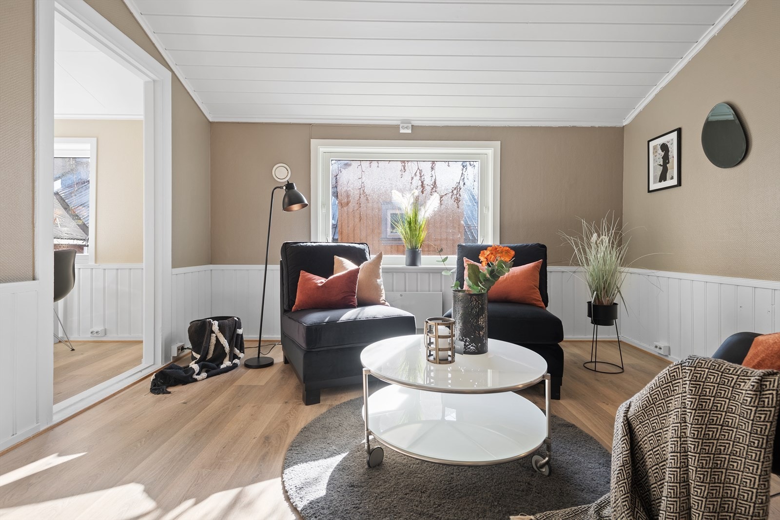 Legg merke til det klassiske og elegante brystpanelet. Galleribilde