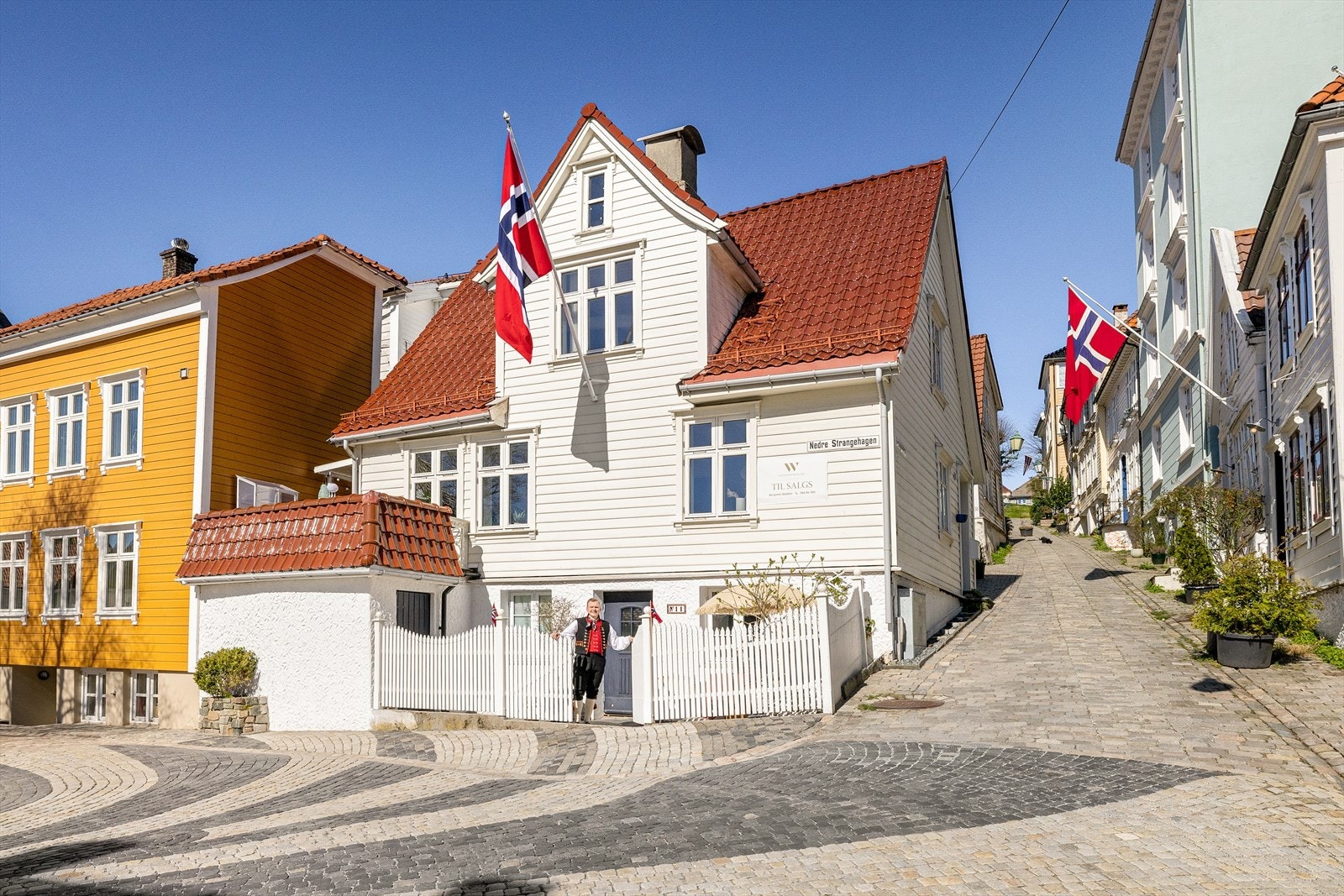 Boligen går over 3 plan og har en fantastisk beliggenhet i Strangebakken - en sjarmerende, historisk og særdeles attraktiv gate midt i Bergen sentrum. Galleribilde
