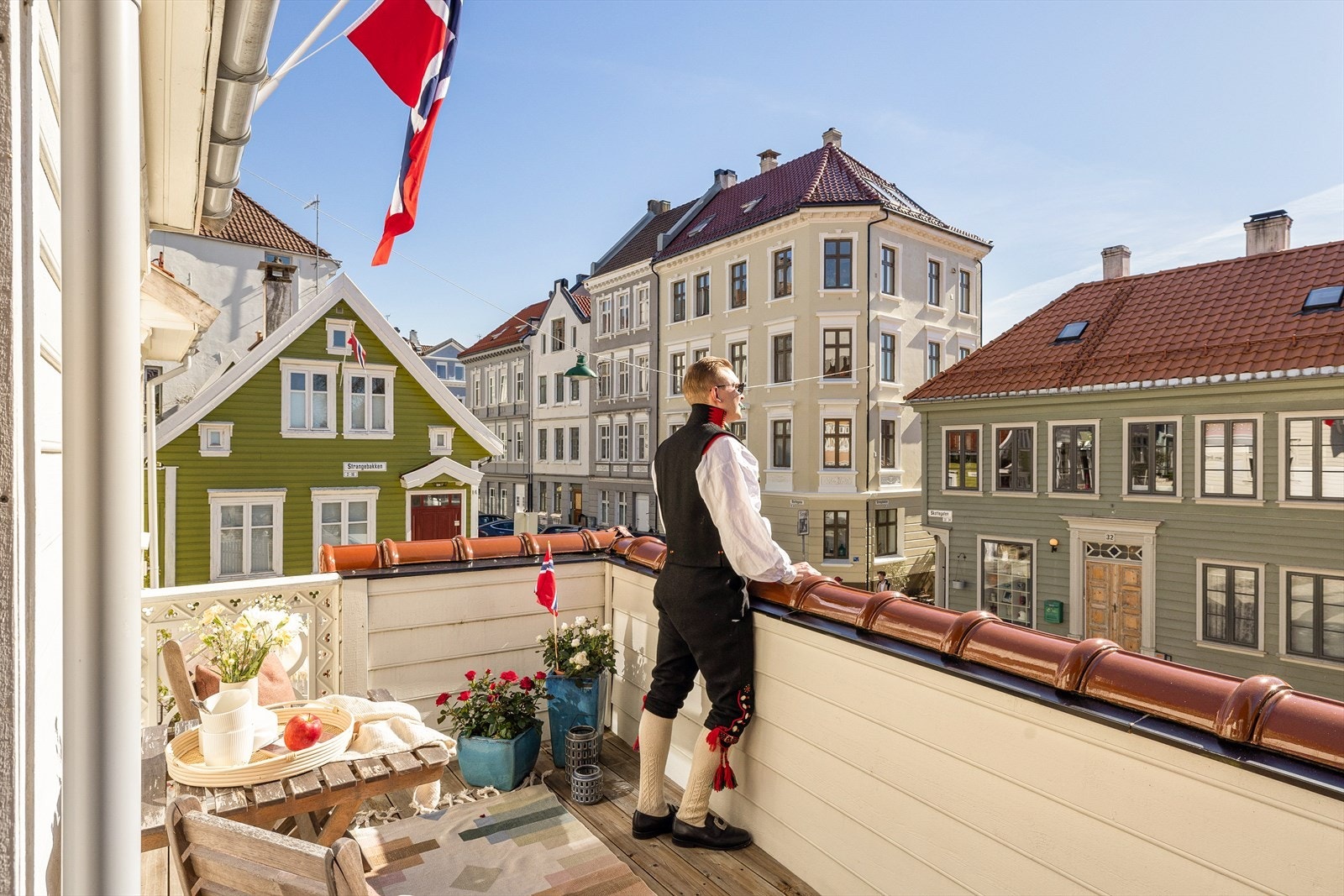 Fra stuen har man utgang til vestvendt balkong på ca. 15 kvm. Galleribilde