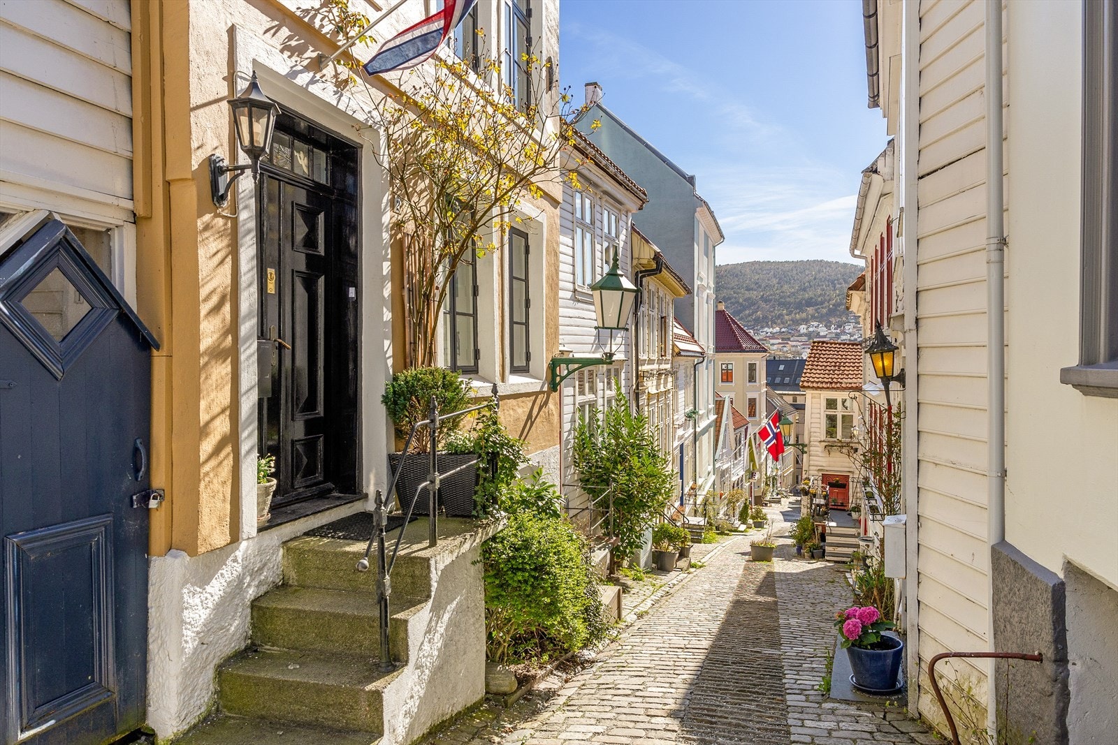 Boligen har altså en fantastisk beliggenhet i Strangebakken - en sjarmerende, historisk og særdeles attraktiv gate midt i Bergen sentrum. Velkommen til visning i hyggelige omgivelser! Galleribilde