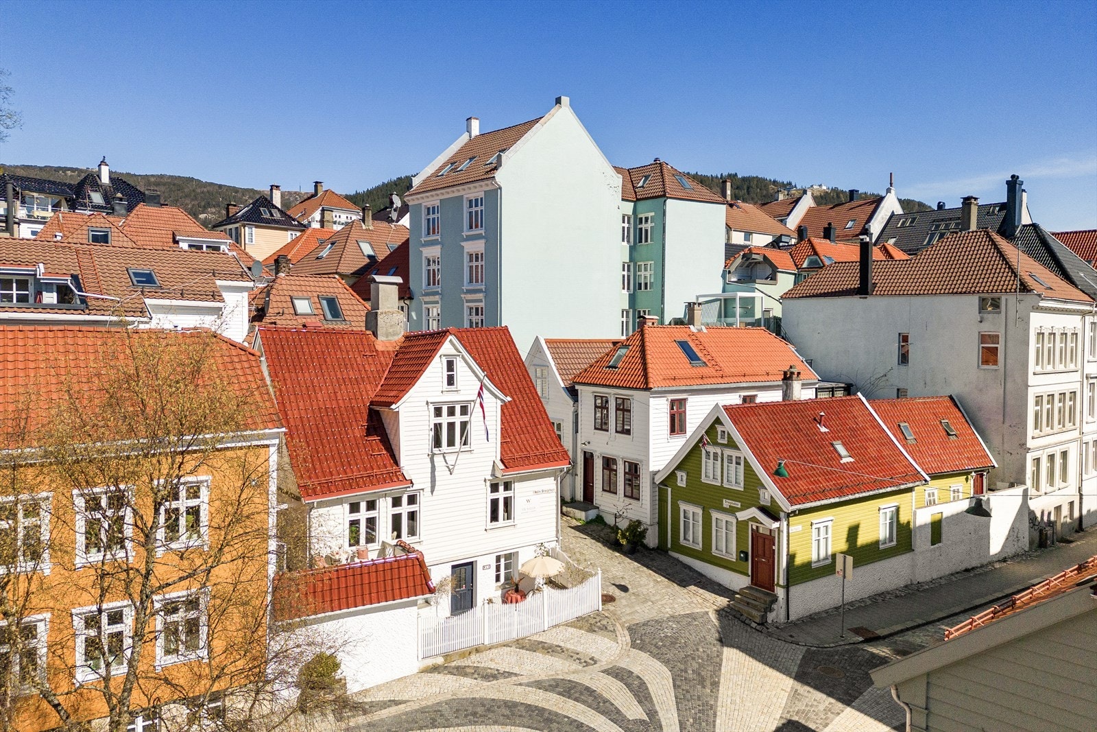 Ellers er sentrumskjernen med Torgallmenningen som knutepunkt bare en kort spasertur unna. Turen tar deg gjennom koselige smau, brosteinsbelagte gater og eldre bebyggelse. Her passerer man et lite stykke av Bergens bolighistorie på veien. Galleribilde