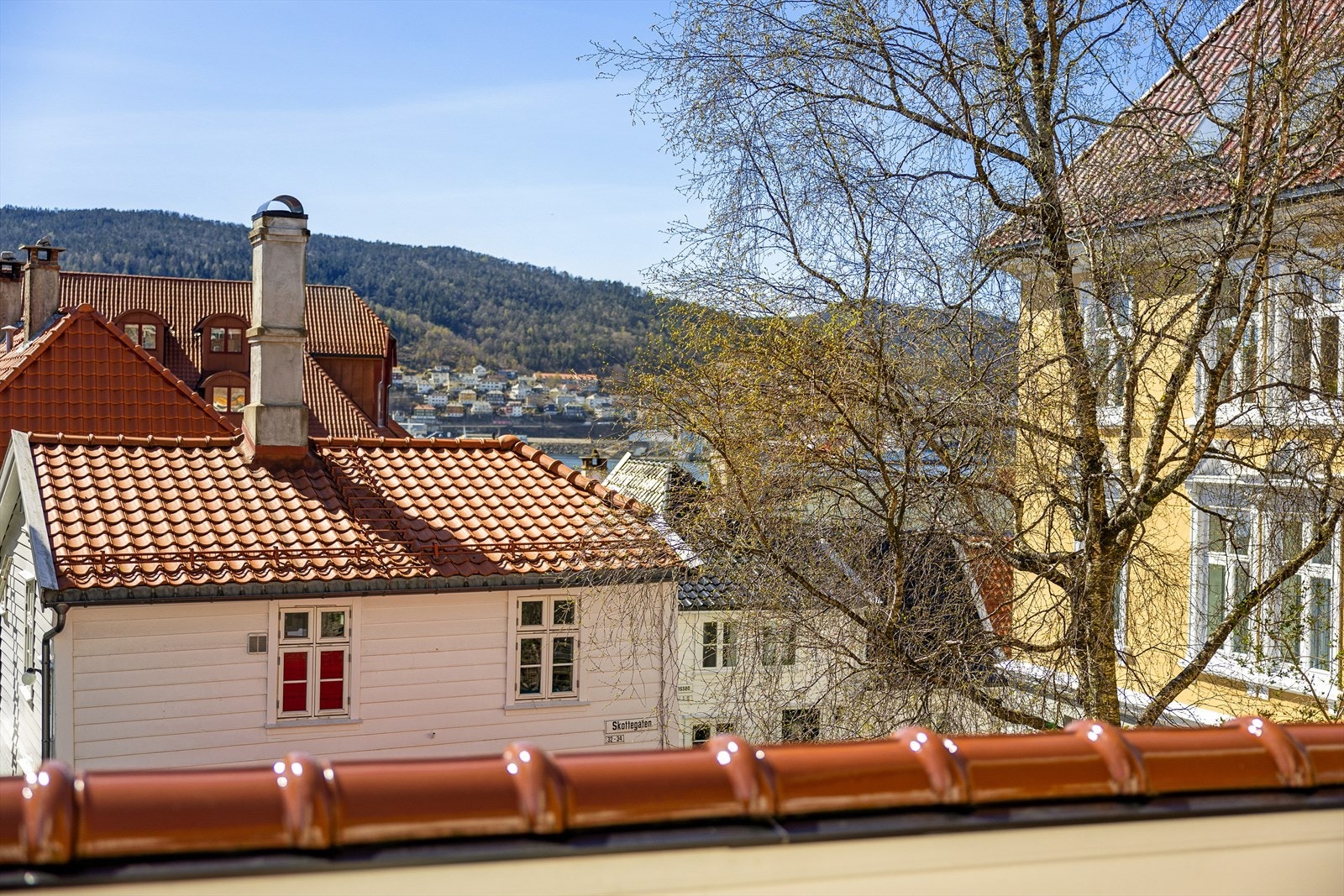 Flott utsikt mot sjøen og Laksevåg i vest. Galleribilde