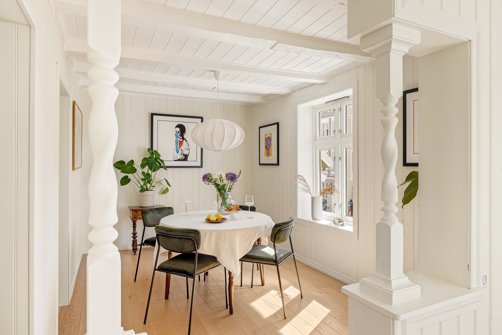 Flott spisestue hvor man kan invitere venner og bekjente på besøk. Galleribilde