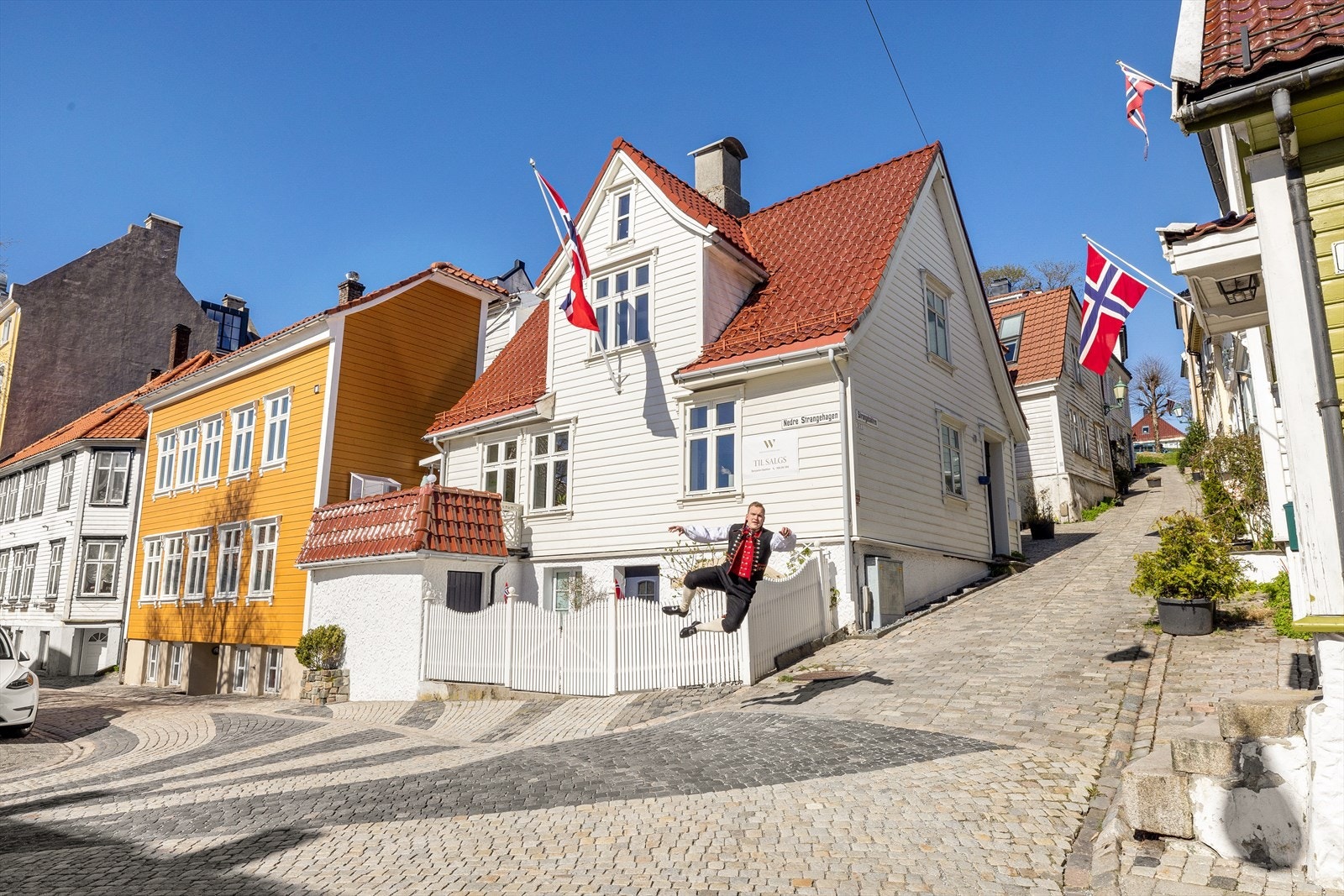 W Eiendomsmegling Bergen sentrum v/ Benjamin Bødtker og Victoria Giske har gleden av å ønske deg velkommen til vakre Strangebakken 11! Galleribilde