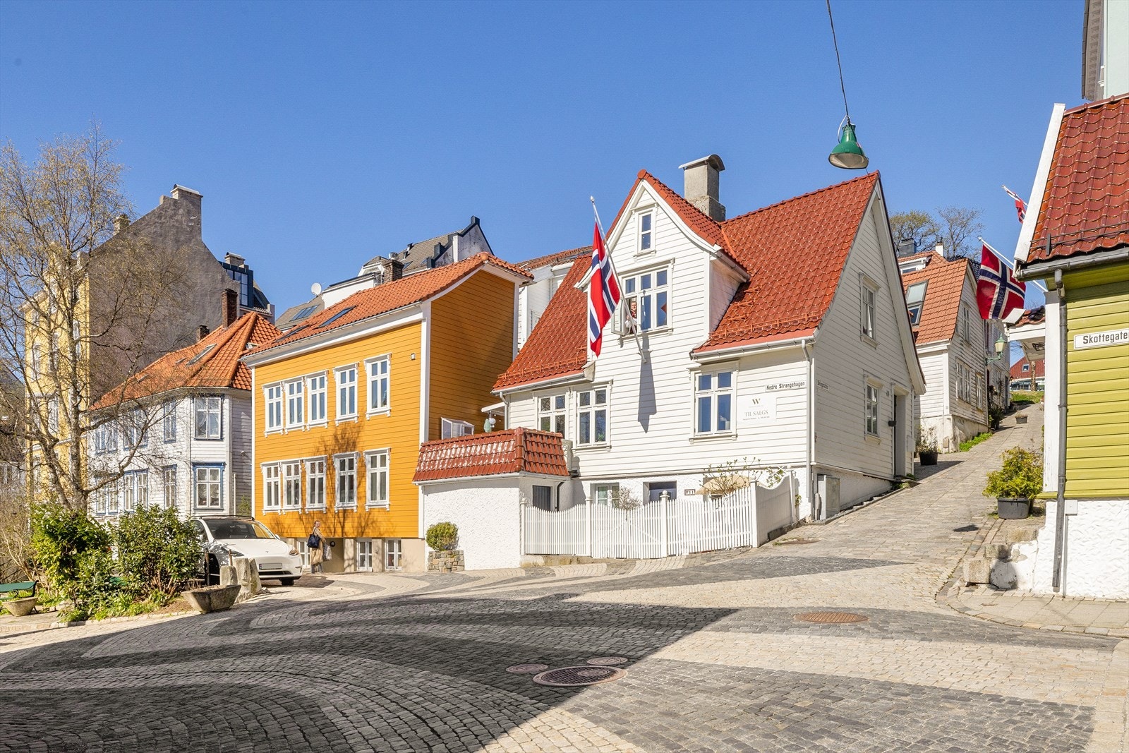 Skorstein ble pusset opp med nytt innvendig røykløp og nye feieluker i underetasjen og loftsetasjen i 1999. Skorsteinene har ikke vært i bruk etter oppgradering. Galleribilde