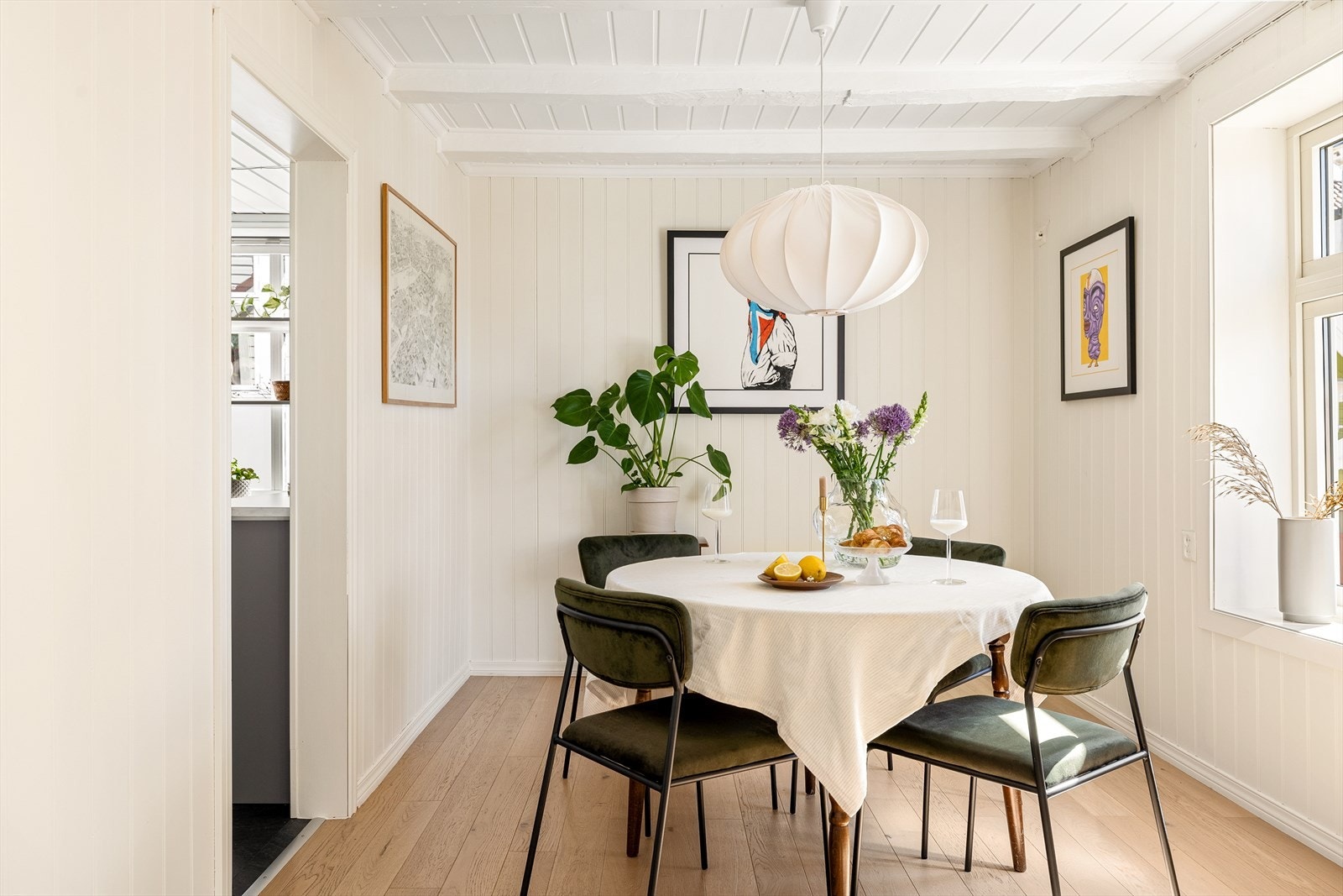 Legg gjerne merke til bjelkene i taket. Galleribilde