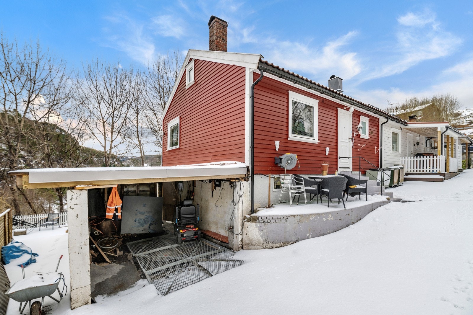 Carport på nedsiden av rekkehuset Galleribilde
